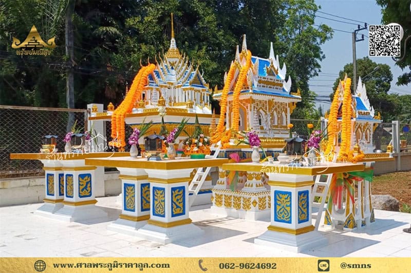 ศาลพระภูมิทรัพย์มณีสุข สีขาวทองลวดลายฟ้าพร้อมโต๊ะวางเครื่องสักการะ