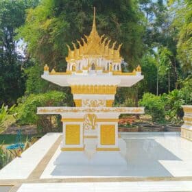 ศาลพระภูมิทรงไทยแบบเดี่ยว ลวดลายปราณีต