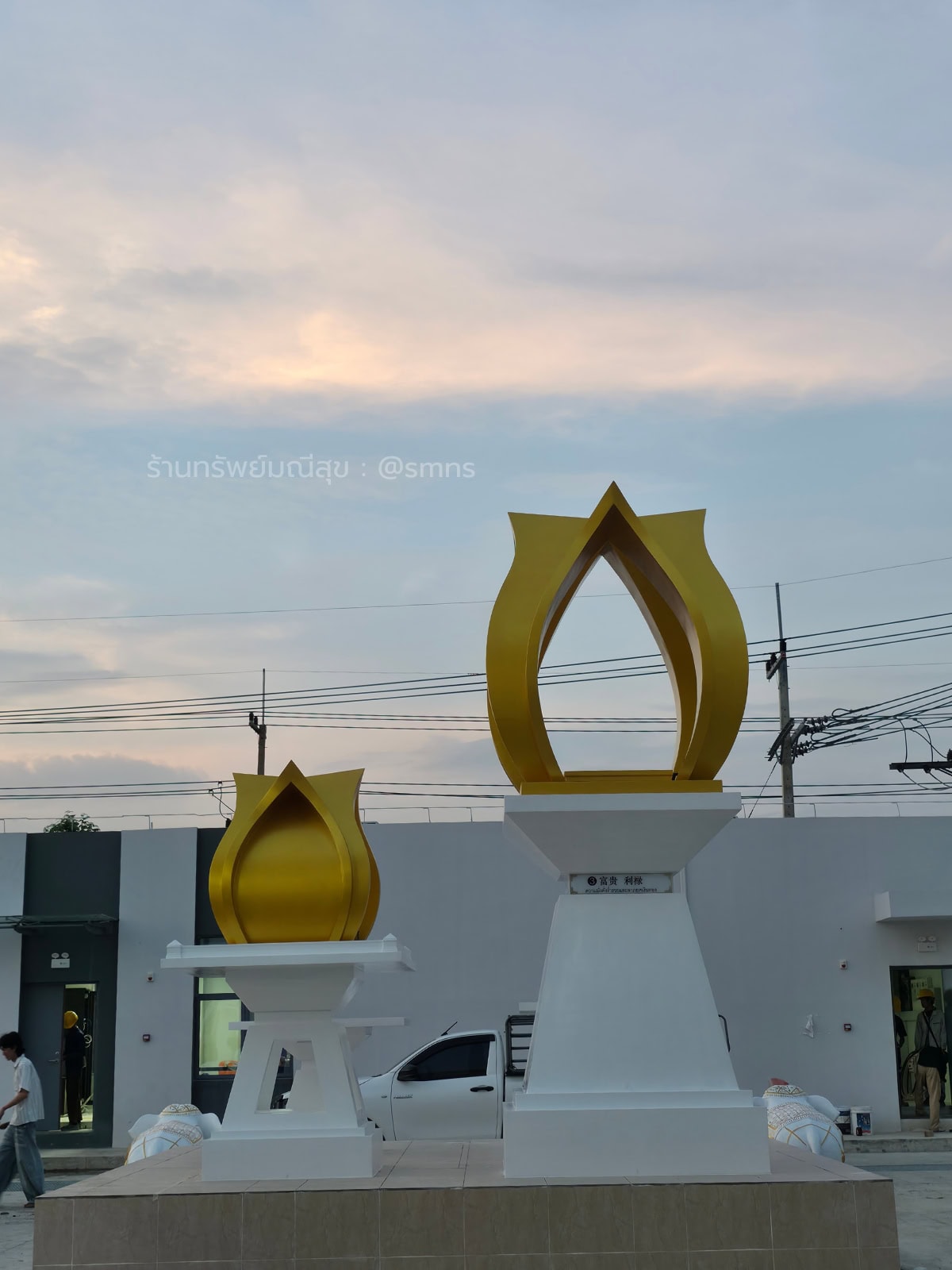 ศาลตายายและศาลพระพรหมกลีบบัวสั่งทำพิเศษ สีขาวตัดทอง มองจากด้านหลัง