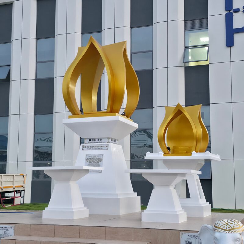 ผลงานศาลพระพรหมกลีบบัวสั่งทำพิเศษสีขาวตัดทอง ร้านทรัพย์มณีสุข