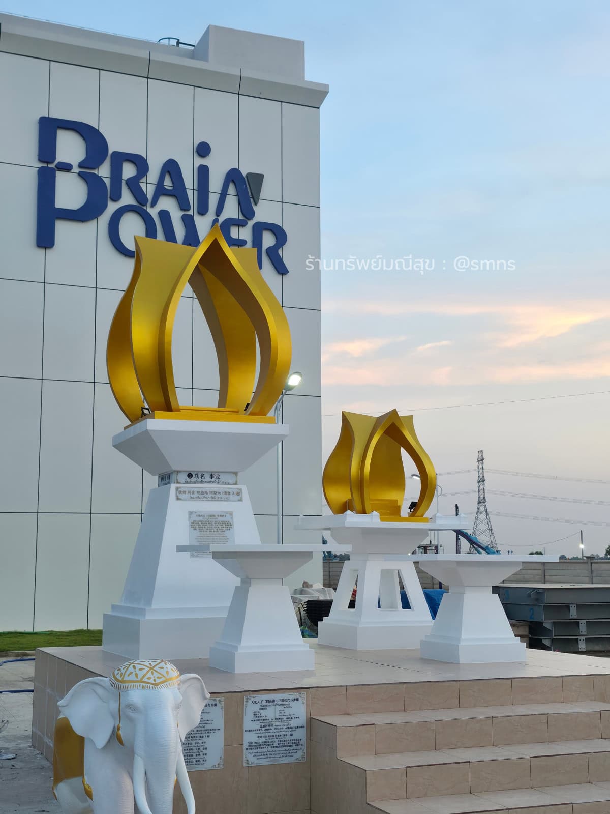 ศาลพระพรหมและศาลตายายกลีบบัวสีขาวตัดทอง มุมเฉียงหน้าอาคารบริษัท Brain Power