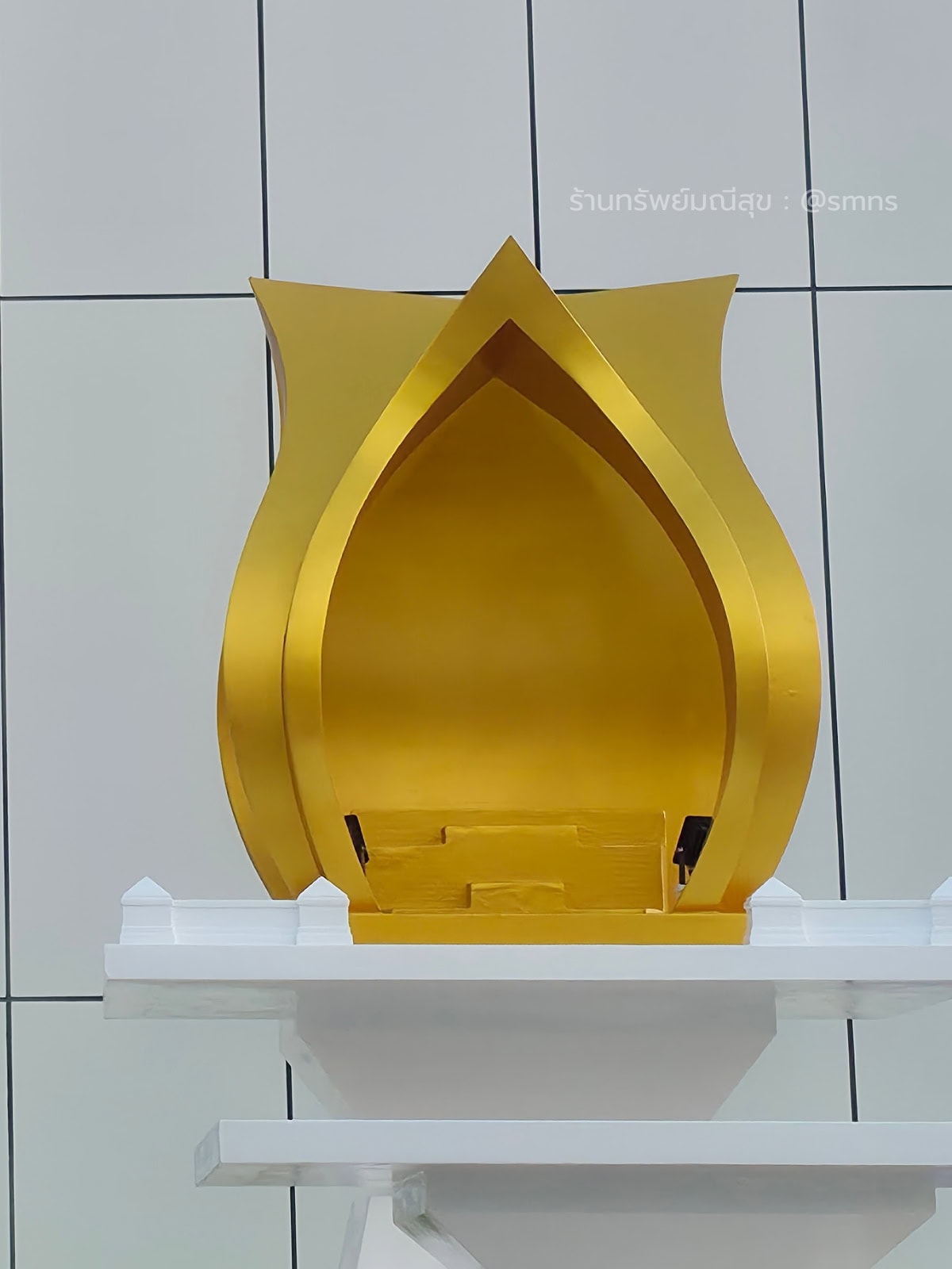 ภาพระยะใกล้ของศาลตายายกลีบบัวสั่งทำพิเศษ ตัวเรือนสีทองและฐานศาลสีขาว