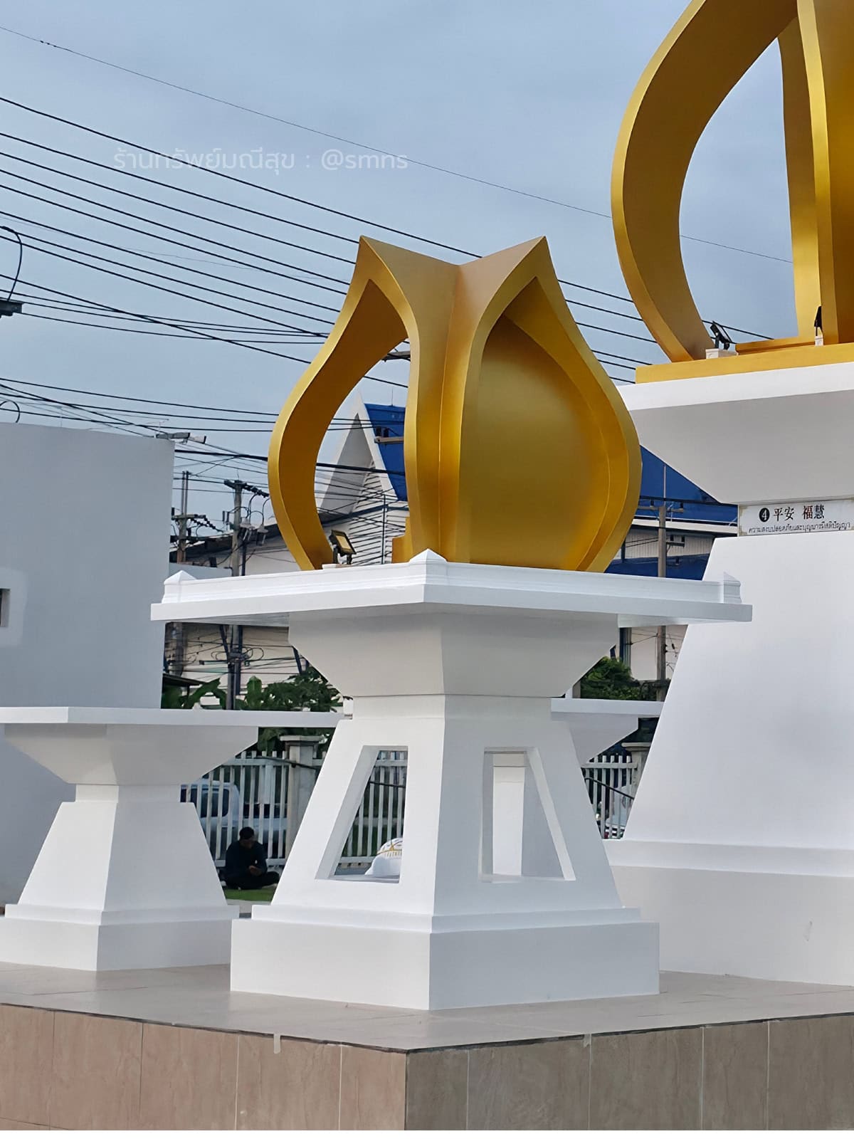 ศาลตายายกลีบบัวสั่งทำพิเศษ สีทองและฐานสีขาว มุมด้านข้าง