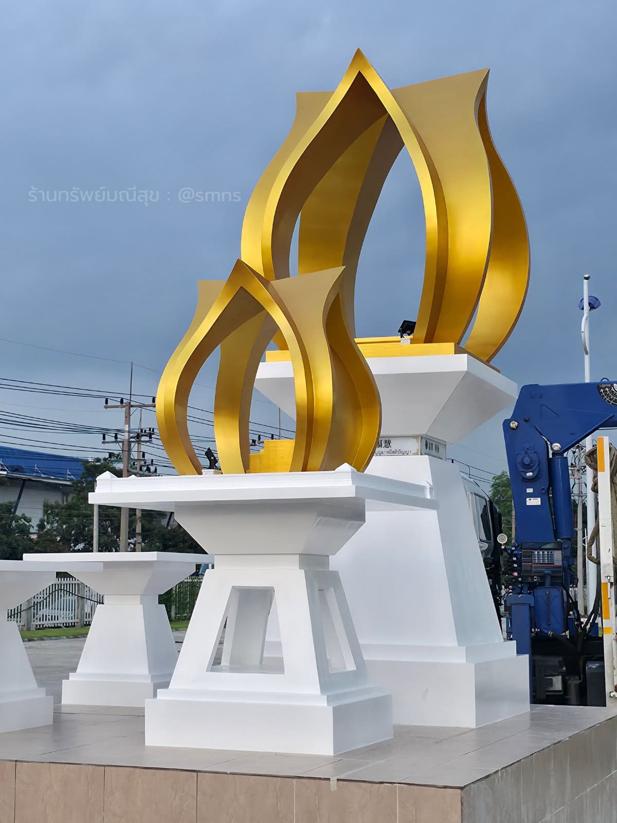 รายละเอียดรูปทรงกลีบบัวสีทองของศาลพระพรหมและศาลตายายสั่งทำพิเศษ
