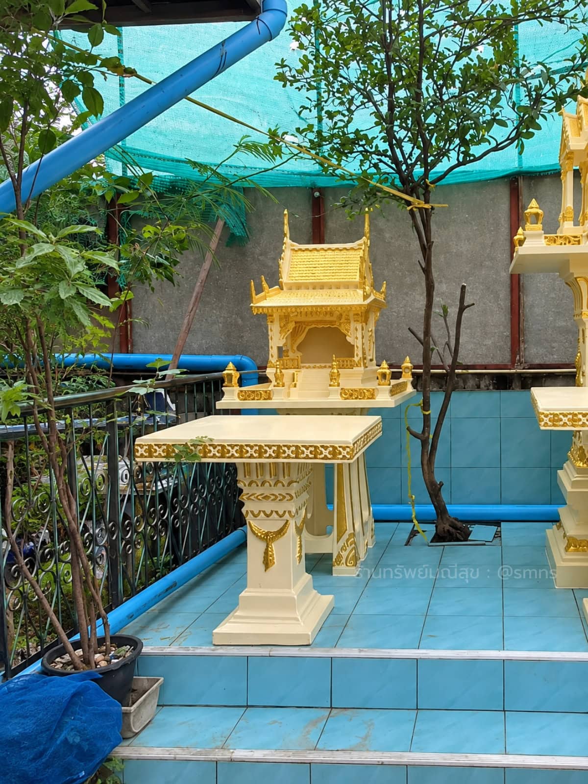 ศาลตายายปั้นหยากลาง GR-0012 สีครีมทอง พร้อมโต๊ะวางของไหว้ บนพื้นกระเบื้องสีฟ้า
