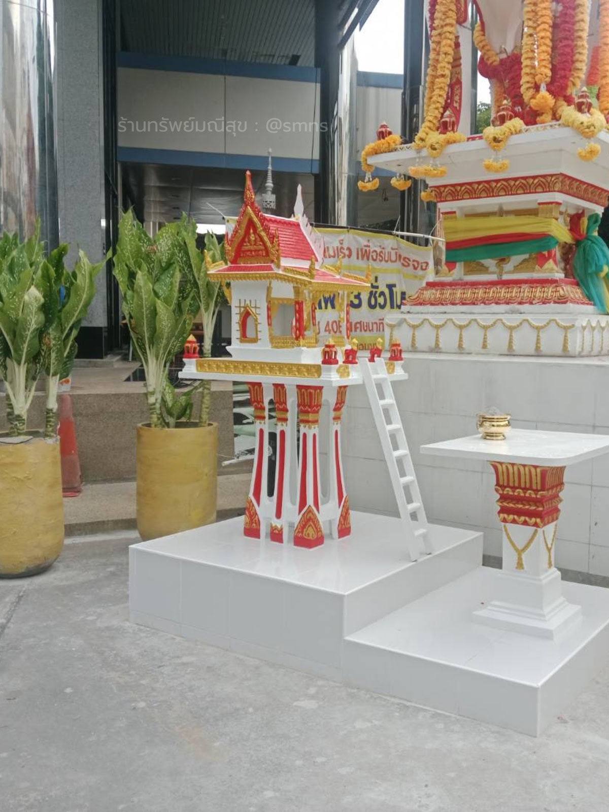 ศาลตายายปั้นหยากลาง GR-0012 มุมด้านข้าง เห็นตัวเรือน ฐานเสา บันได และโต๊ะวางของไหว้