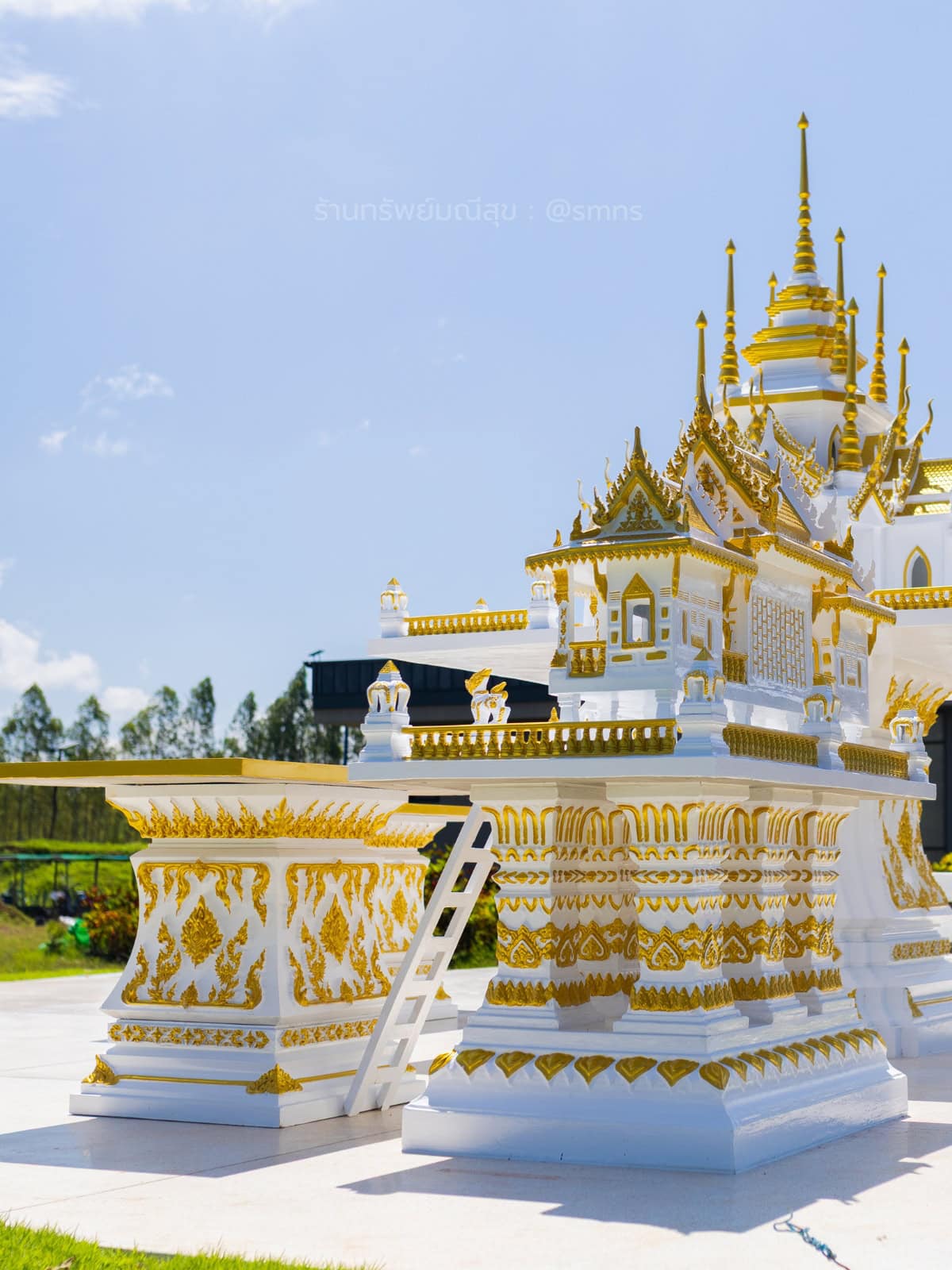 ศาลตายายตรีวิมานราชมงคล GR-0024 พร้อมโต๊ะวางของไหว้ มุมเฉียง