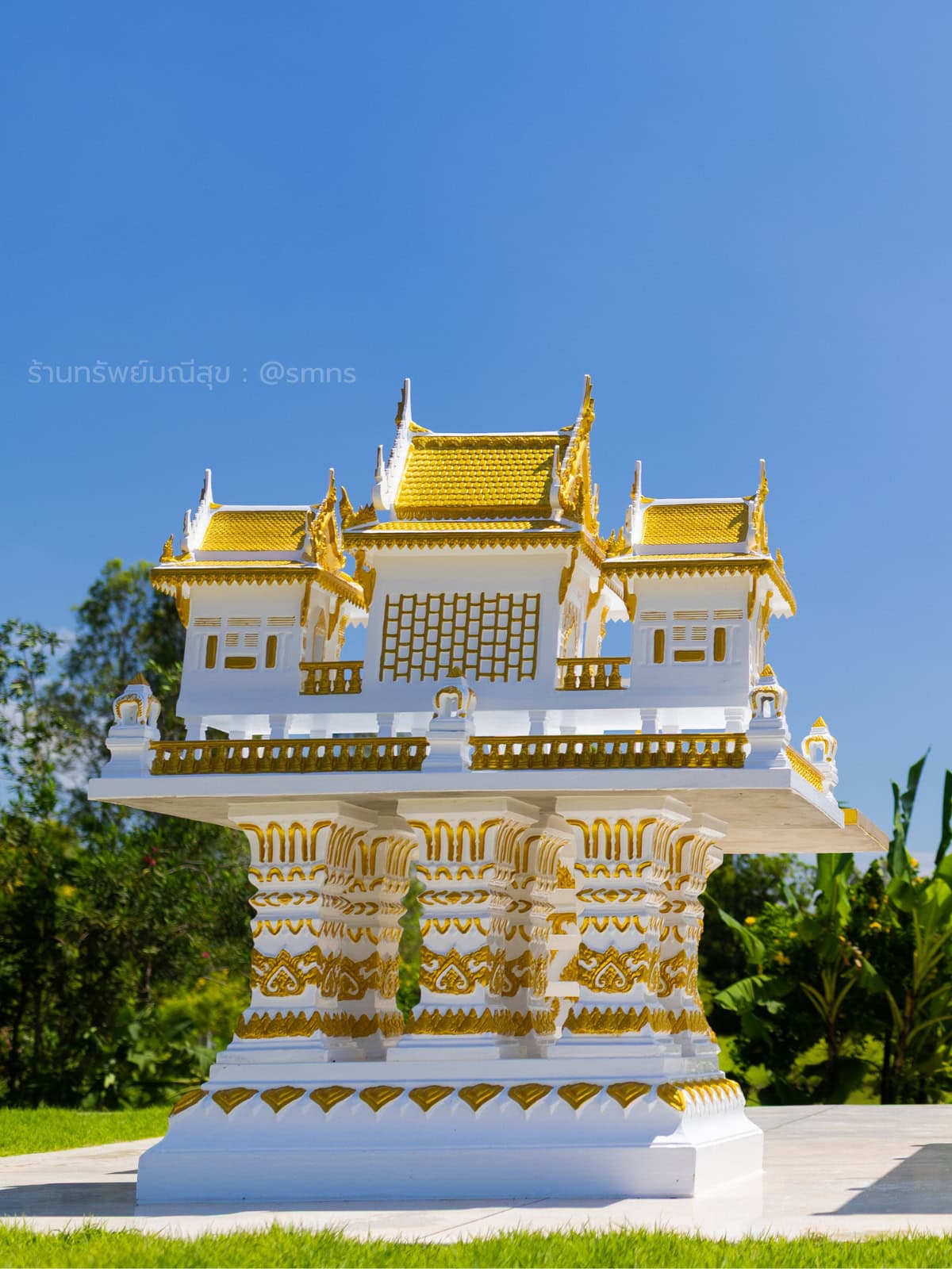 ภาพด้านหลังศาลตายายตรีวิมานราชมงคล GR-0024 สีขาวตัดทอง