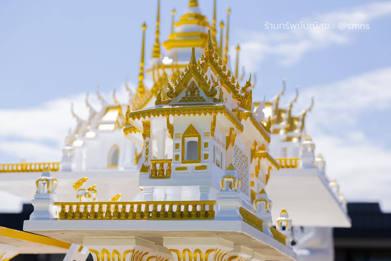 ตัวเรือนศาลตายายตรีวิมานราชมงคล GR-0024 มุมด้านข้าง สีขาวตัดทอง