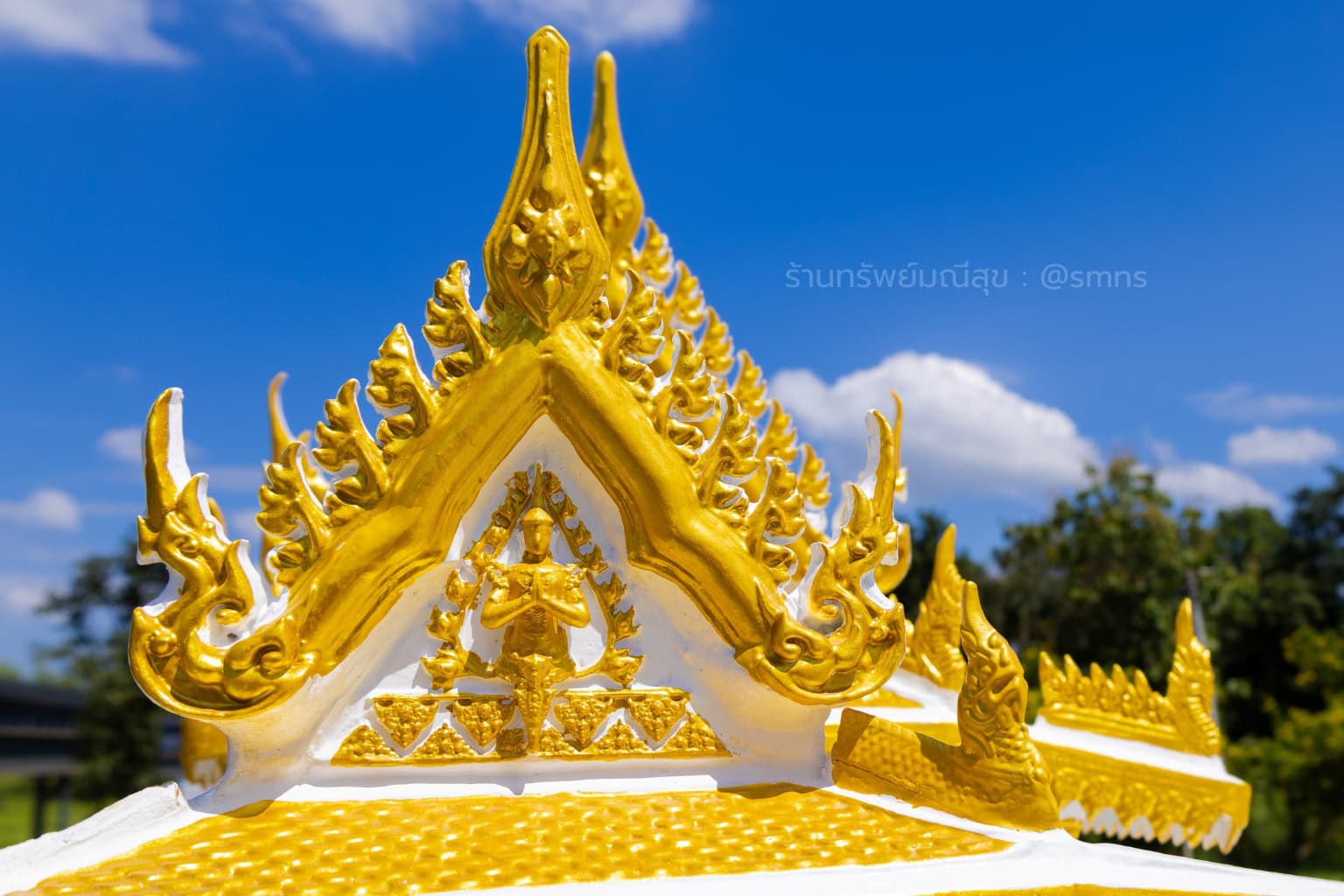 รายละเอียดหน้าบันและลวดลายสีทองของศาลตายายตรีวิมานราชมงคล GR-0024