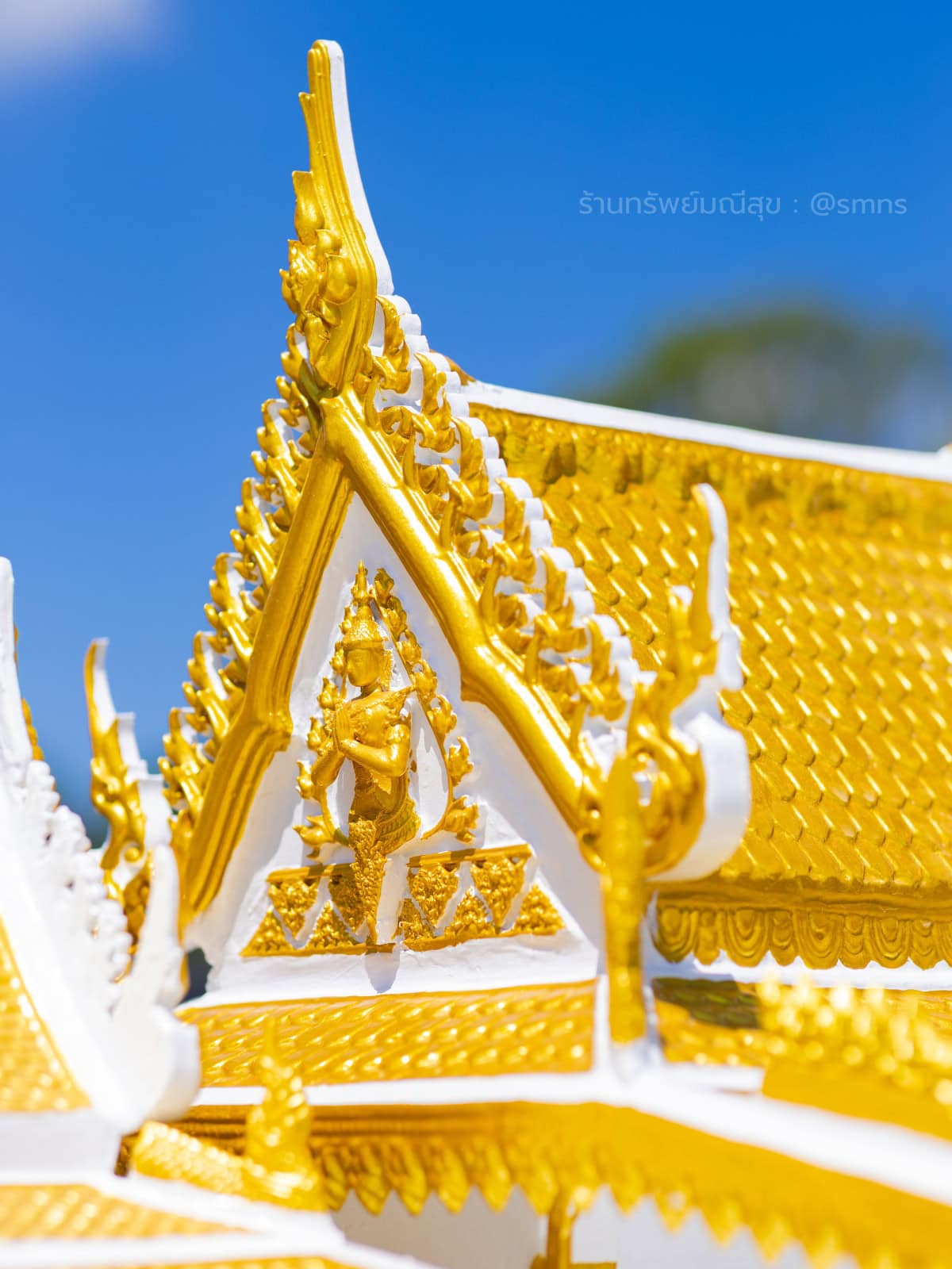 รายละเอียดขอบหลังคา หน้าบัน และลวดลายสีทองของศาลตายาย GR-0024