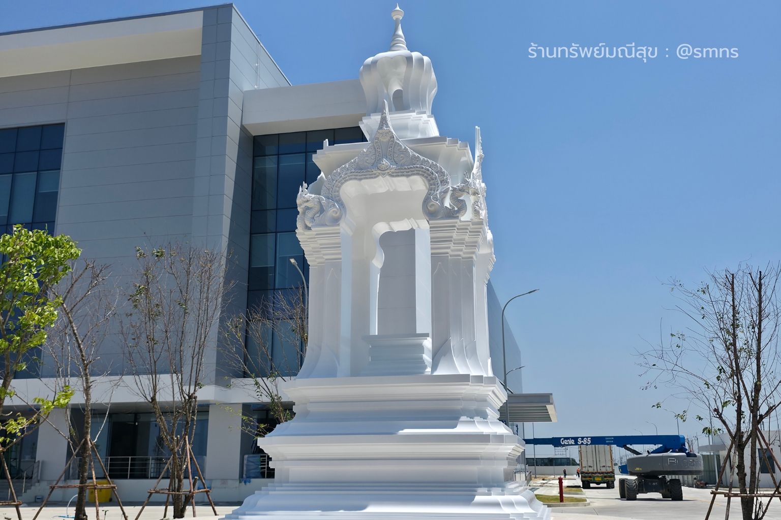 ศาลพระพรหมสั่งทำพิเศษ Infineon มุมด้านข้างหน้าอาคาร เห็นช่องเปิดและฐานหลายชั้น