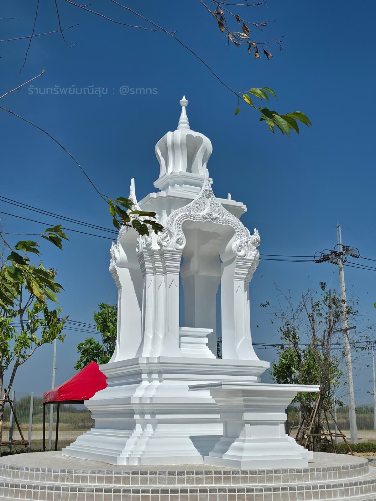 ศาลพระพรหมสีขาวมุมด้านหน้า บนลานยกระดับทรงกลมในพื้นที่บริษัท Infineon