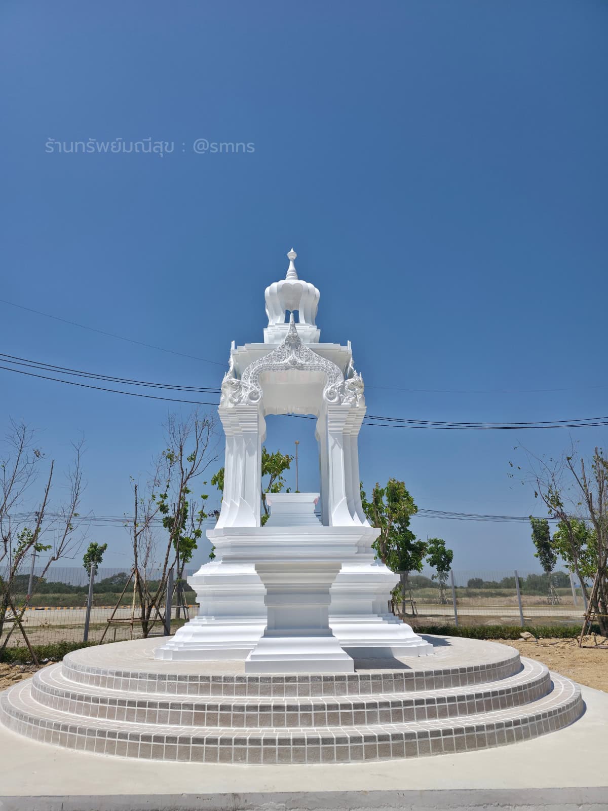ศาลพระพรหม Infineon ภาพเต็มด้านหน้า พร้อมลานทรงกลมและขั้นบันไดรอบฐาน