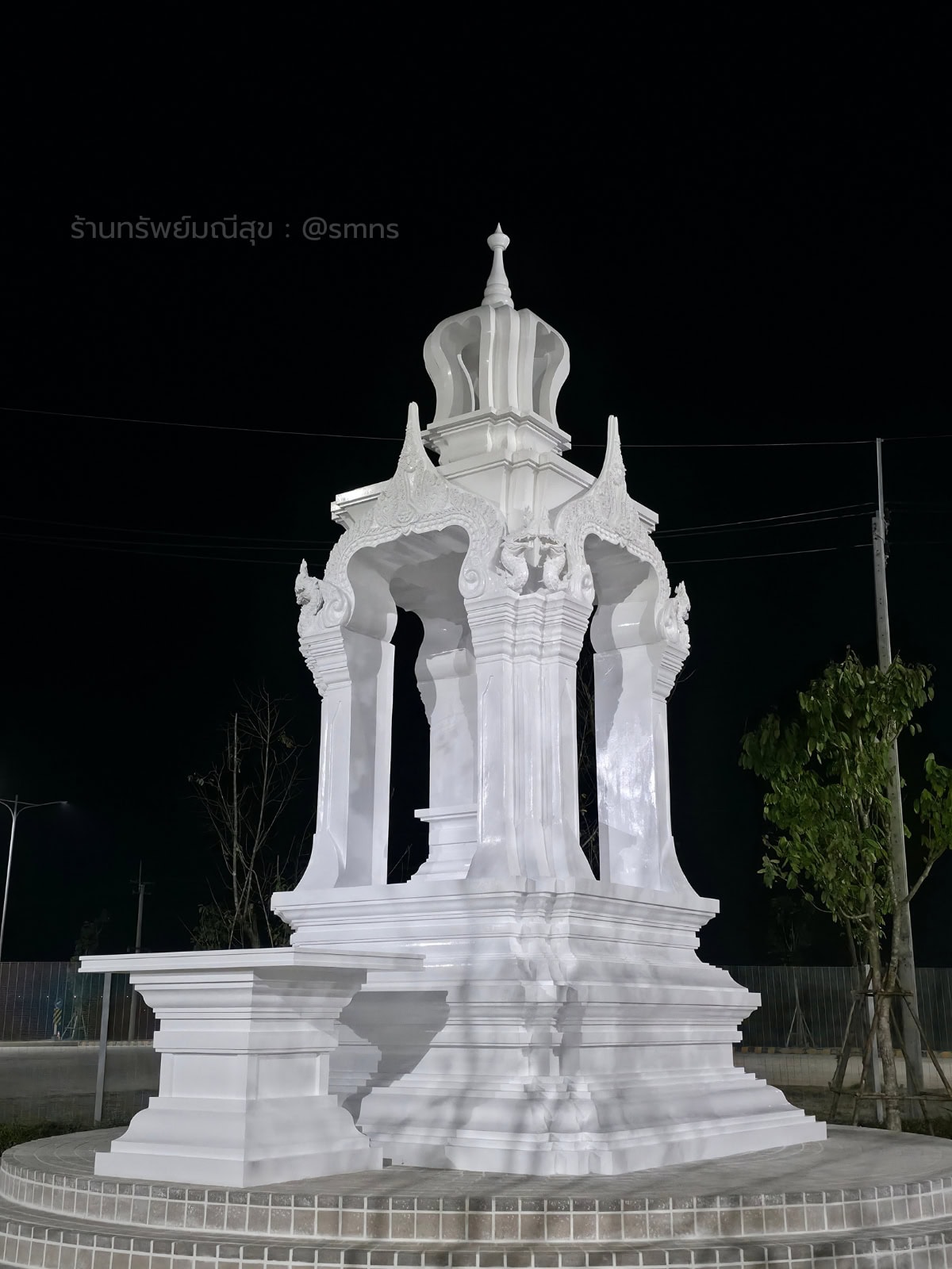 ศาลพระพรหมสั่งทำพิเศษ Infineon สีขาวในเวลากลางคืน มีแสงส่องตัวศาลและฐาน