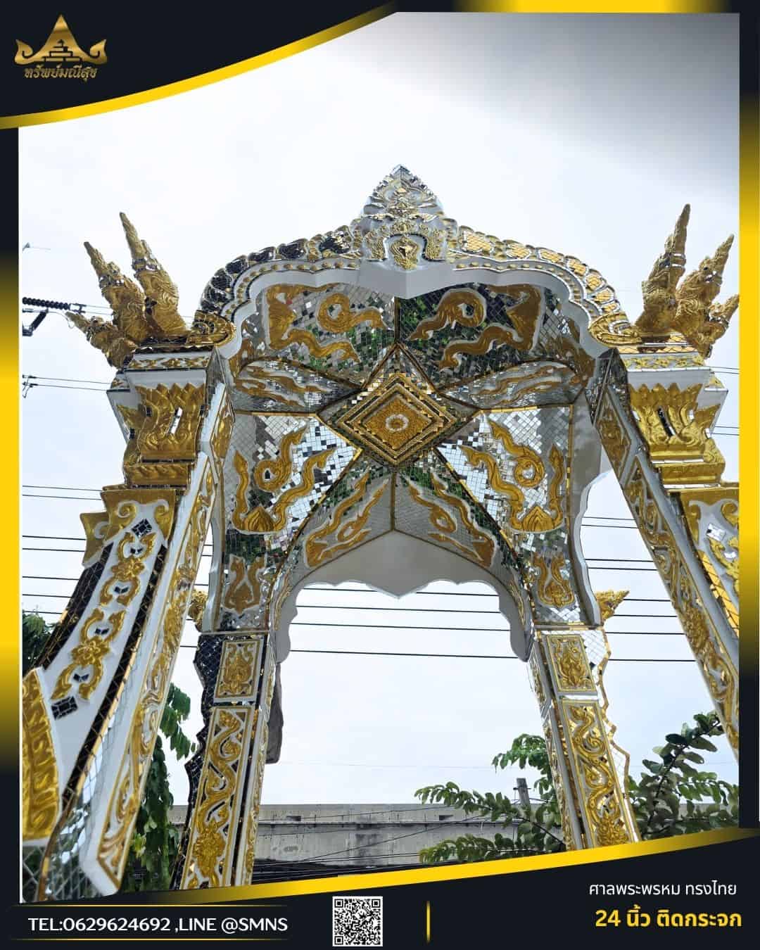 รายละเอียดกระจกสีทองและสีเงินบนศาลพระพรหมทรงไทย สนามมวยลุมพินี