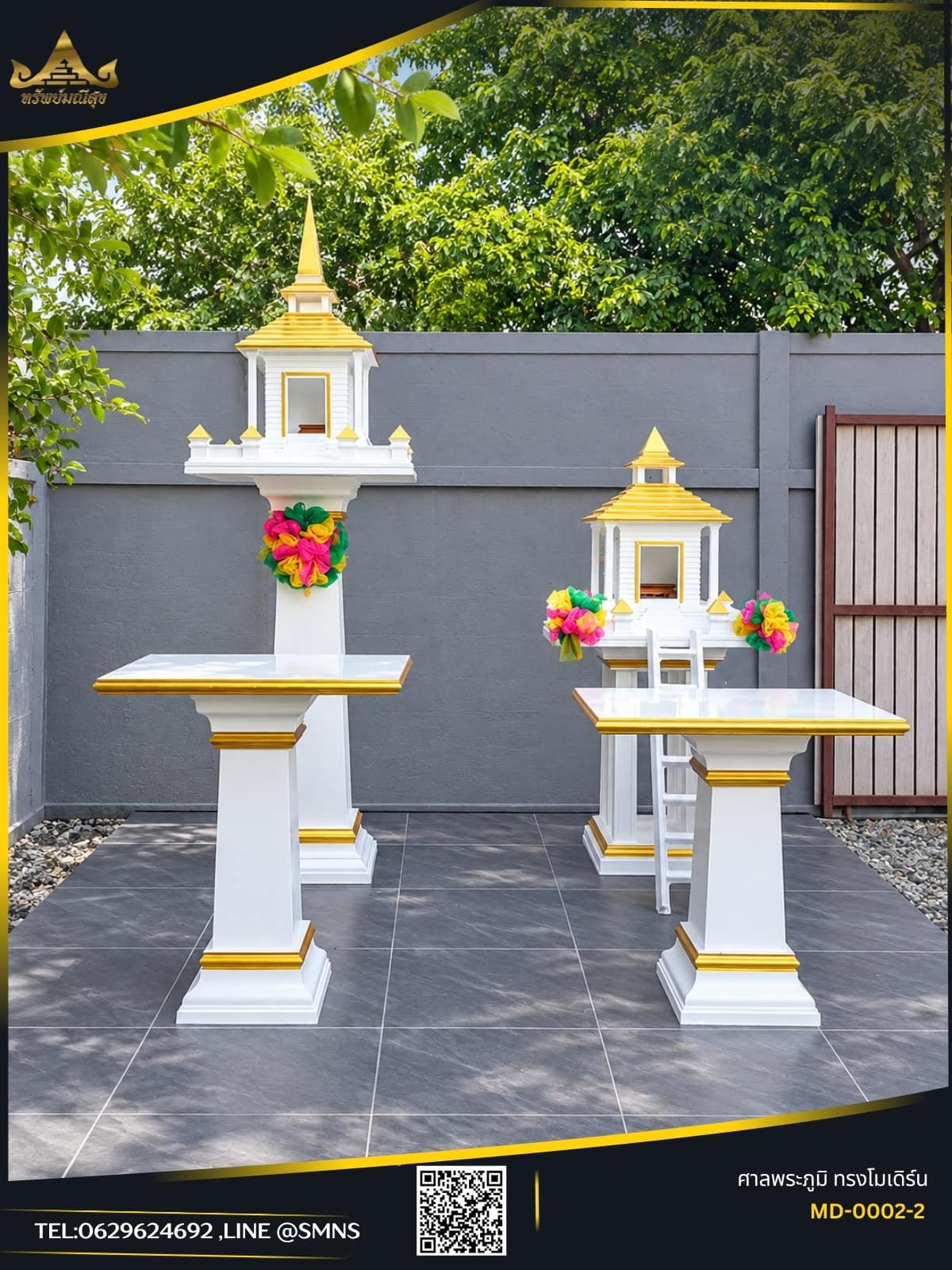 ชุดศาล MD-0002-2 สีขาวทอง หลังคาเรียบสองชั้น พร้อมโต๊ะสองตัวและผ้าสามสี หน้ากำแพงเทา