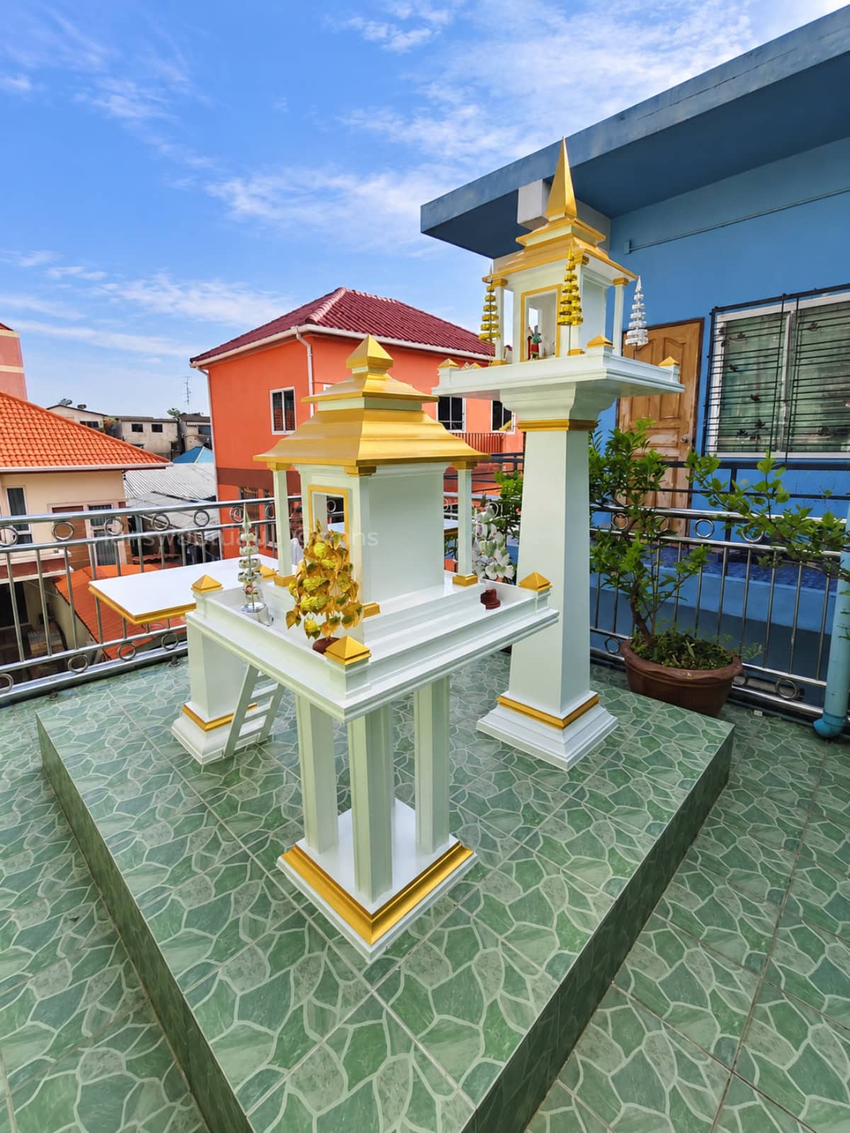 ชุดศาลพระภูมิและศาลตายายโมเดิร์น MD-0011 สีขาวตัดทอง มุมเฉียง