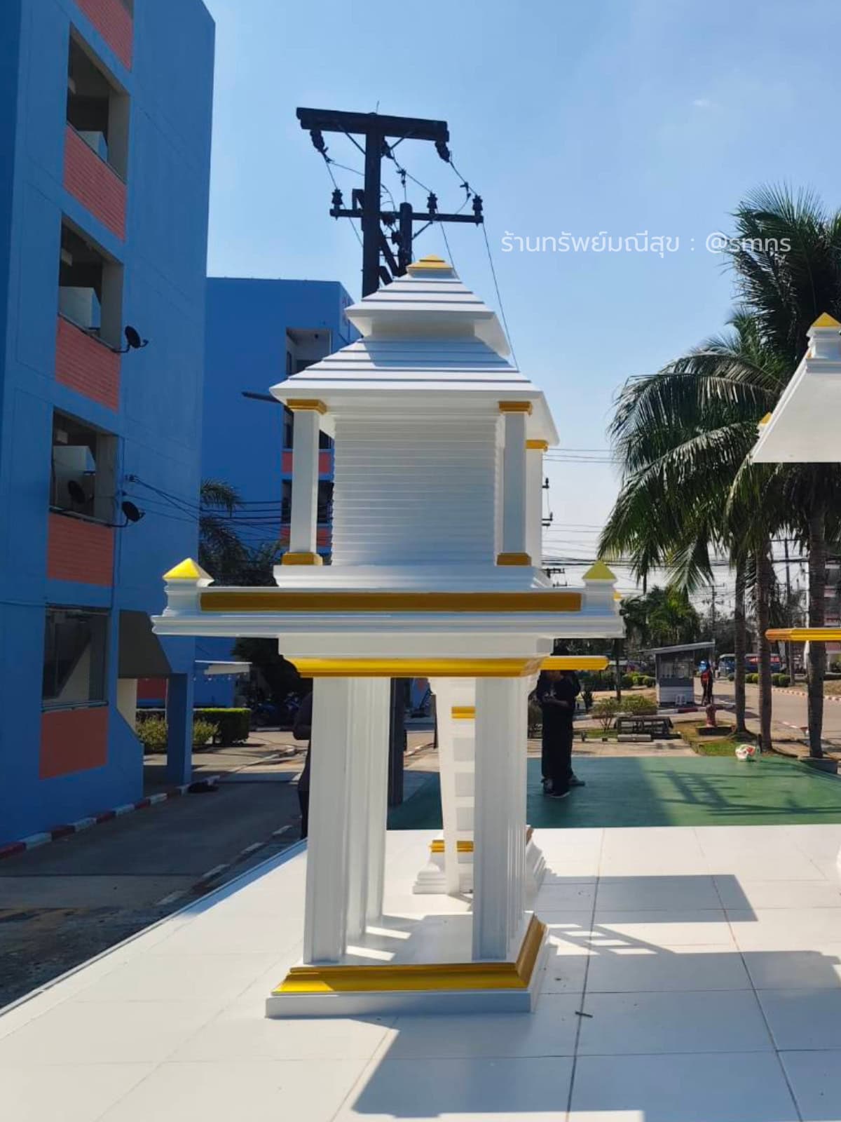 ศาลตายายโมเดิร์น MDJ-0022 สีขาวตัดทอง ภาพด้านหลัง เห็นตัวเรือนลอนแนวนอน หลังคา และฐานเสา