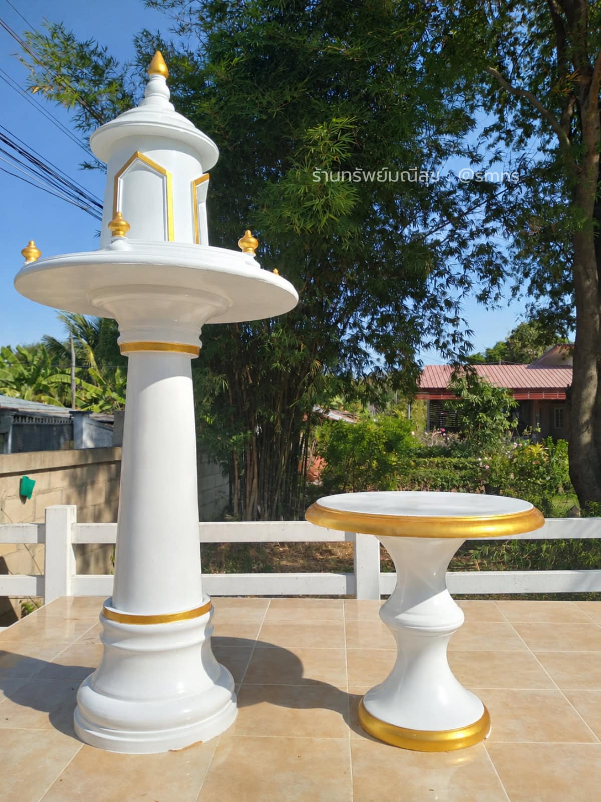 ศาลพระภูมิ MDP-0004 มุมเฉียง เห็นจานทรงกลม เสากลม และโต๊ะวางของไหว้อยู่ด้านขวา