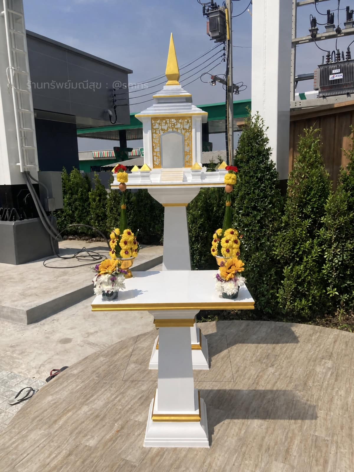ศาลพระภูมิ MDP-0023 ยอดสีทองและลายฉลุสีทอง พร้อมโต๊ะวางของไหว้หน้าอาคาร