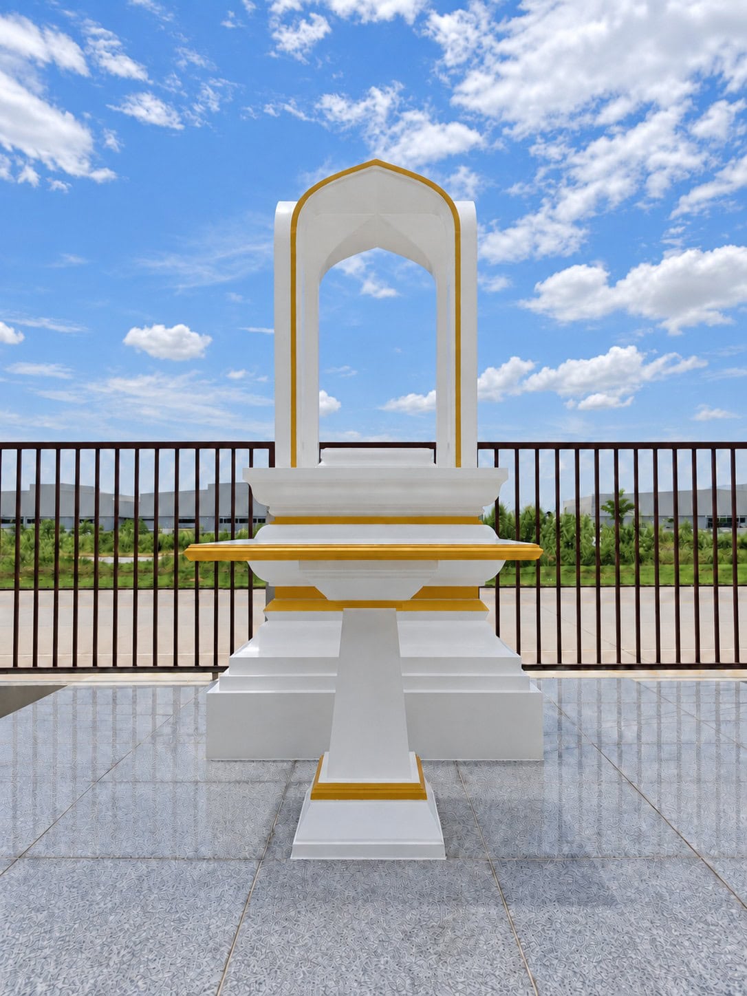 ศาลพระพรหมโมเดิร์น Aurevora · ทรงจั่วเสาใหญ่ PS-0017 รุ่นในภาพขนาด 16 นิ้ว