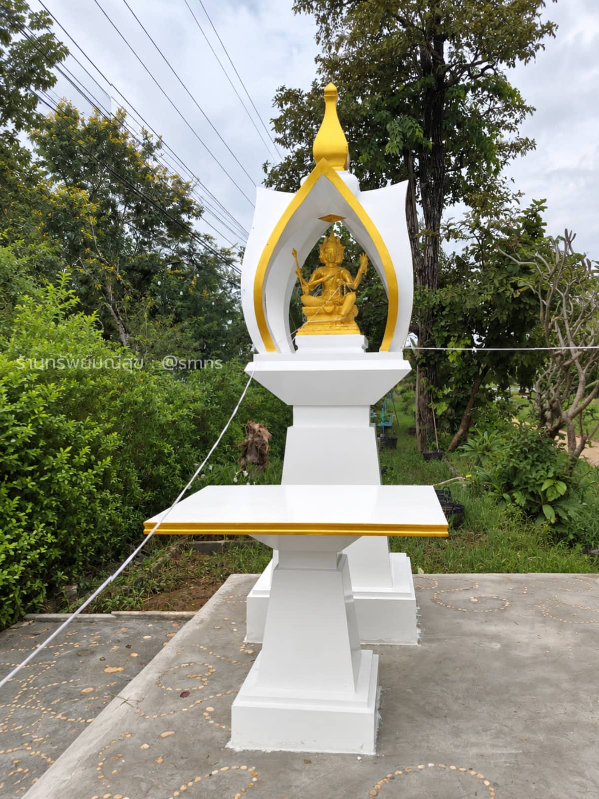 ศาลพระพรหมโมเดิร์นกลีบบัว PS-0018 สีขาววาดทอง พร้อมองค์พระพรหมขนาด 12 นิ้วและโต๊ะวางของไหว้ มุมด้านหน้า