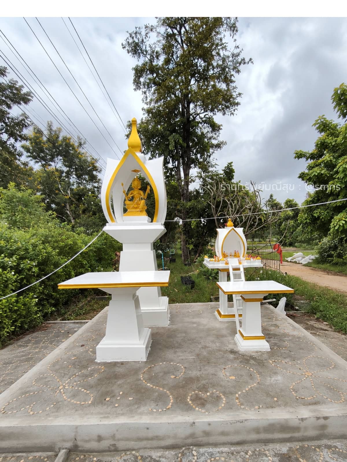 ภาพรวมศาลพระพรหม PS-0018 และศาลตายาย MDJ-0018 สีขาววาดทอง พร้อมโต๊ะวางของไหว้ หลังติดตั้งที่ดีพร้อมเซ็นเตอร์ สาขาอุบล