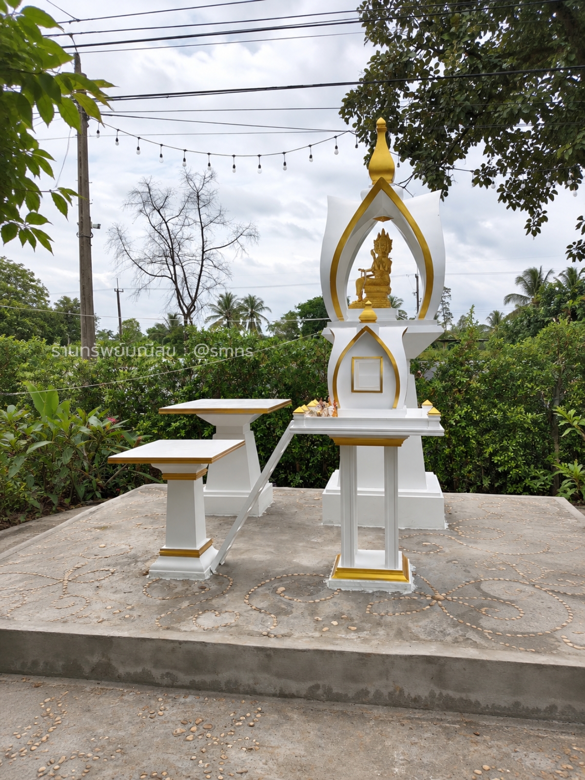 ศาลพระพรหม PS-0018 พร้อมองค์พระพรหม 12 นิ้ว และศาลตายาย MDJ-0018 สีขาววาดทอง มุมเฉียงหลังติดตั้งที่สาขาอุบล