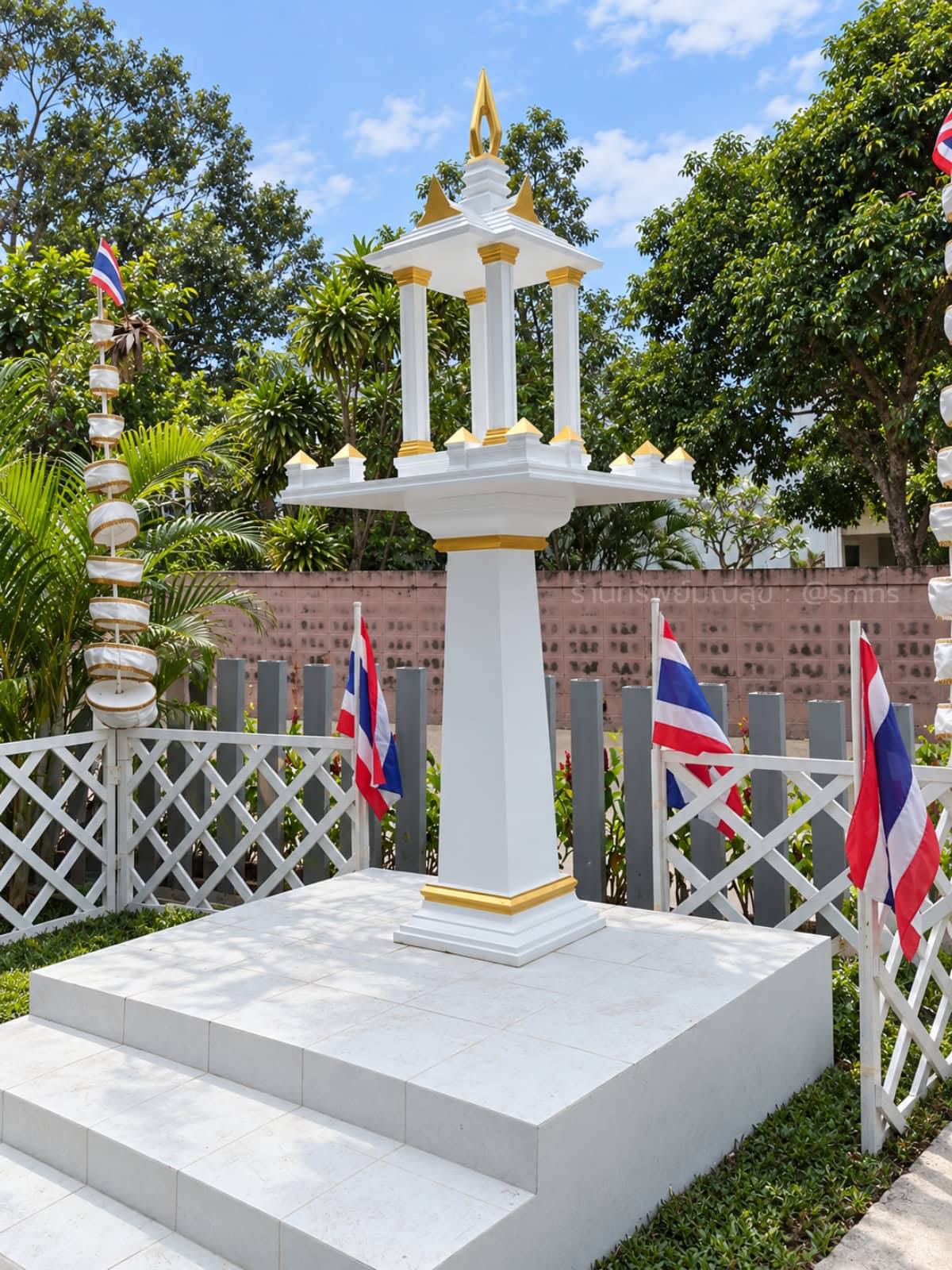 ศาลพระพรหมโมเดิร์น 7 นิ้ว หลังคา 3 มุก PS-0022 สีขาวตัดทอง พร้อมโต๊ะวางของไหว้ มุมเฉียง