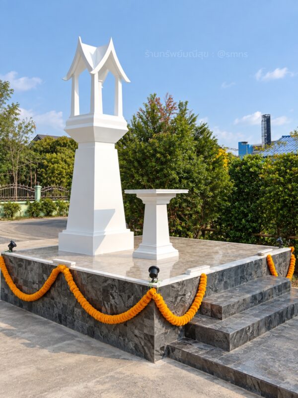 ศาลพระพรหม PS-0027 สีขาวและโต๊ะบนแท่นยกพื้น มีบันไดและพวงมาลัยตกแต่ง