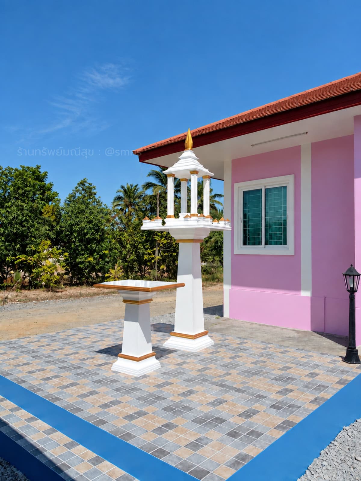 ศาลพระพรหมโมเดิร์น 7 นิ้ว หลังคาหยัก PS-0035 สีขาวตัดทอง พร้อมโต๊ะวางของไหว้ มุมเฉียง