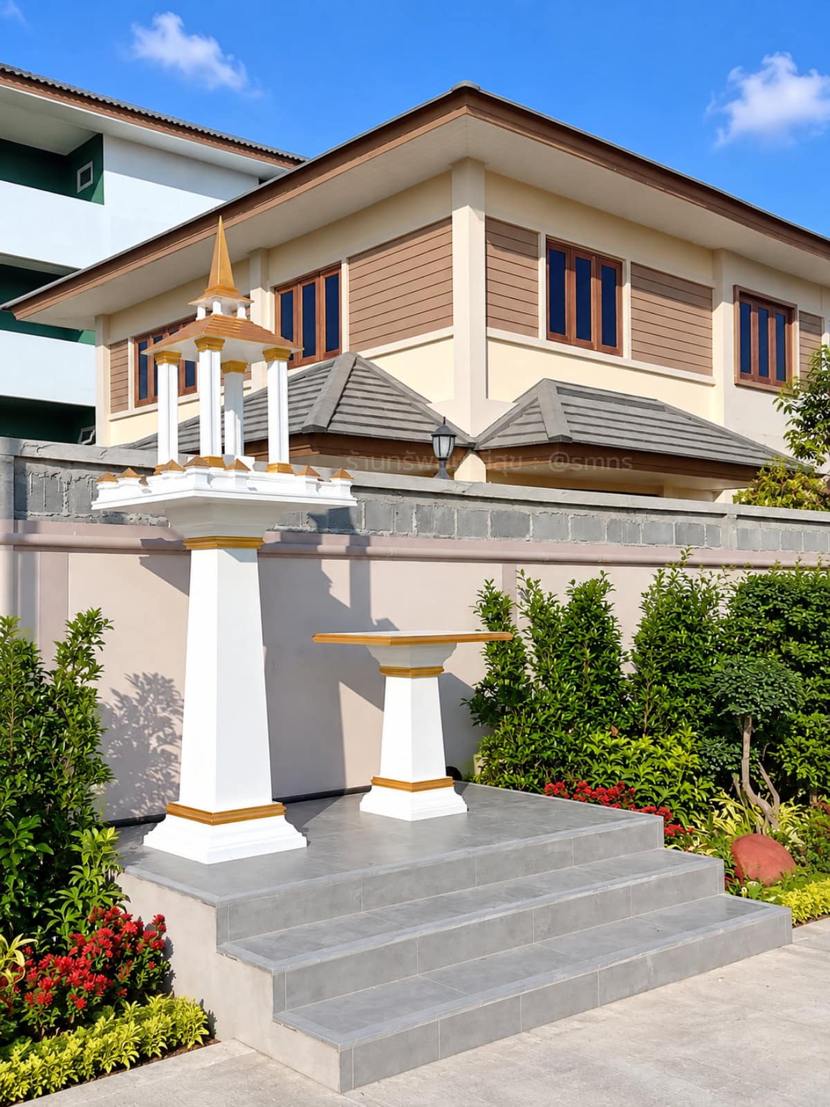 ศาลพระพรหมโมเดิร์น 7 นิ้ว หลังคาเรียบ 2 ชั้น PS-0036 สีขาวตัดทอง พร้อมโต๊ะวางของไหว้ มุมเฉียง