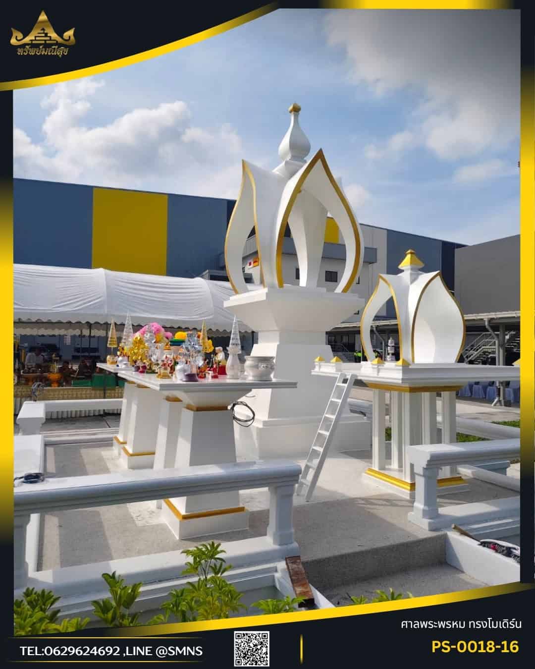 มุมด้านข้างแสดงซุ้มกลีบบัวของศาลพระพรหม 16 นิ้วและศาลตายายสีขาวตัดทอง