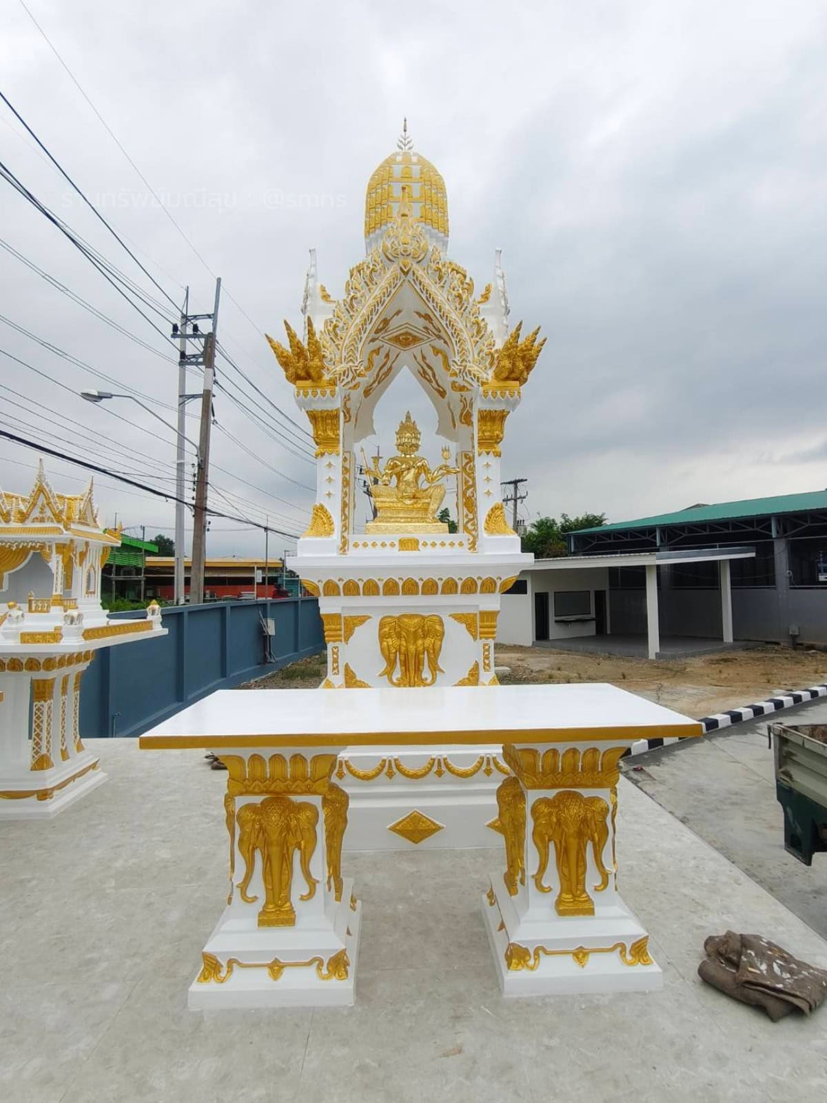 ศาลพระพรหมทรงไทย PST-0020 สีขาวตัดทอง ภาพด้านหน้าพร้อมโต๊ะวางของไหว้ขาตั้งสองขา