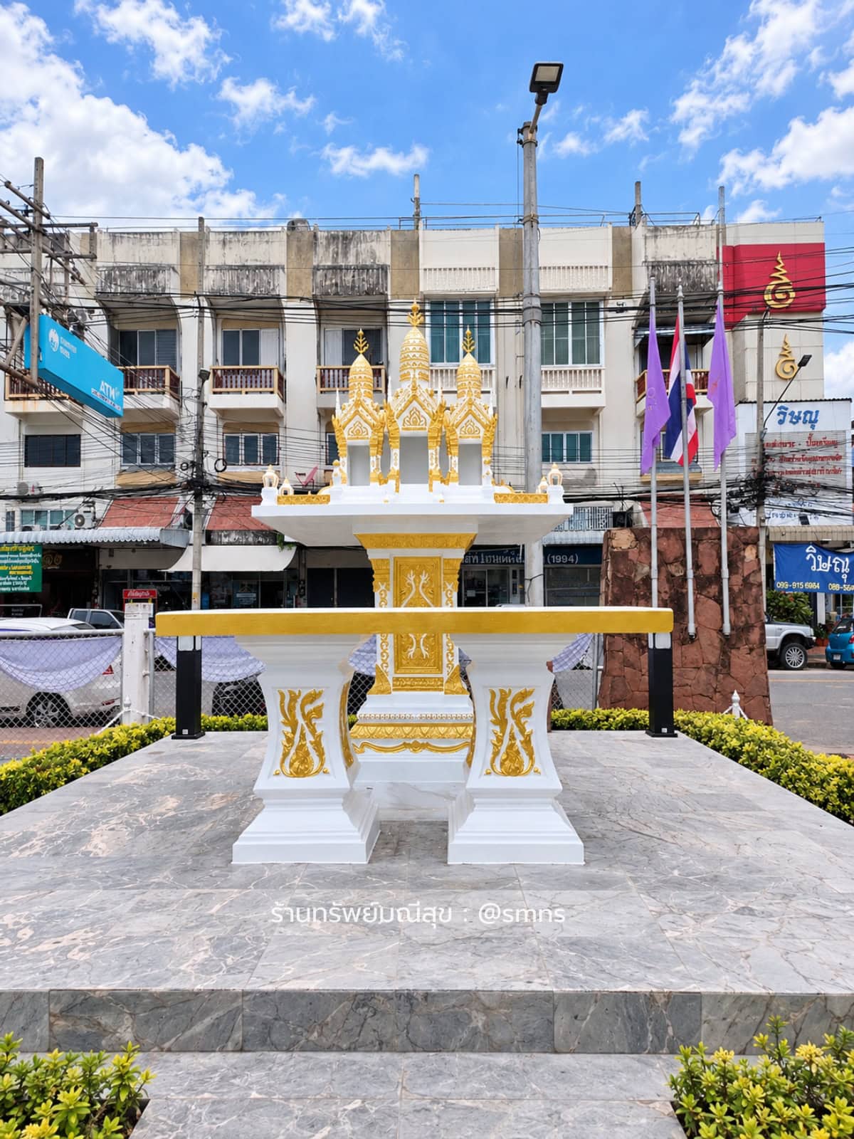 ศาลพระภูมิพระปรางค์ 3 ยอด PXL-0004 สีขาวทอง ภาพด้านหน้าพร้อมโต๊ะวางของไหว้