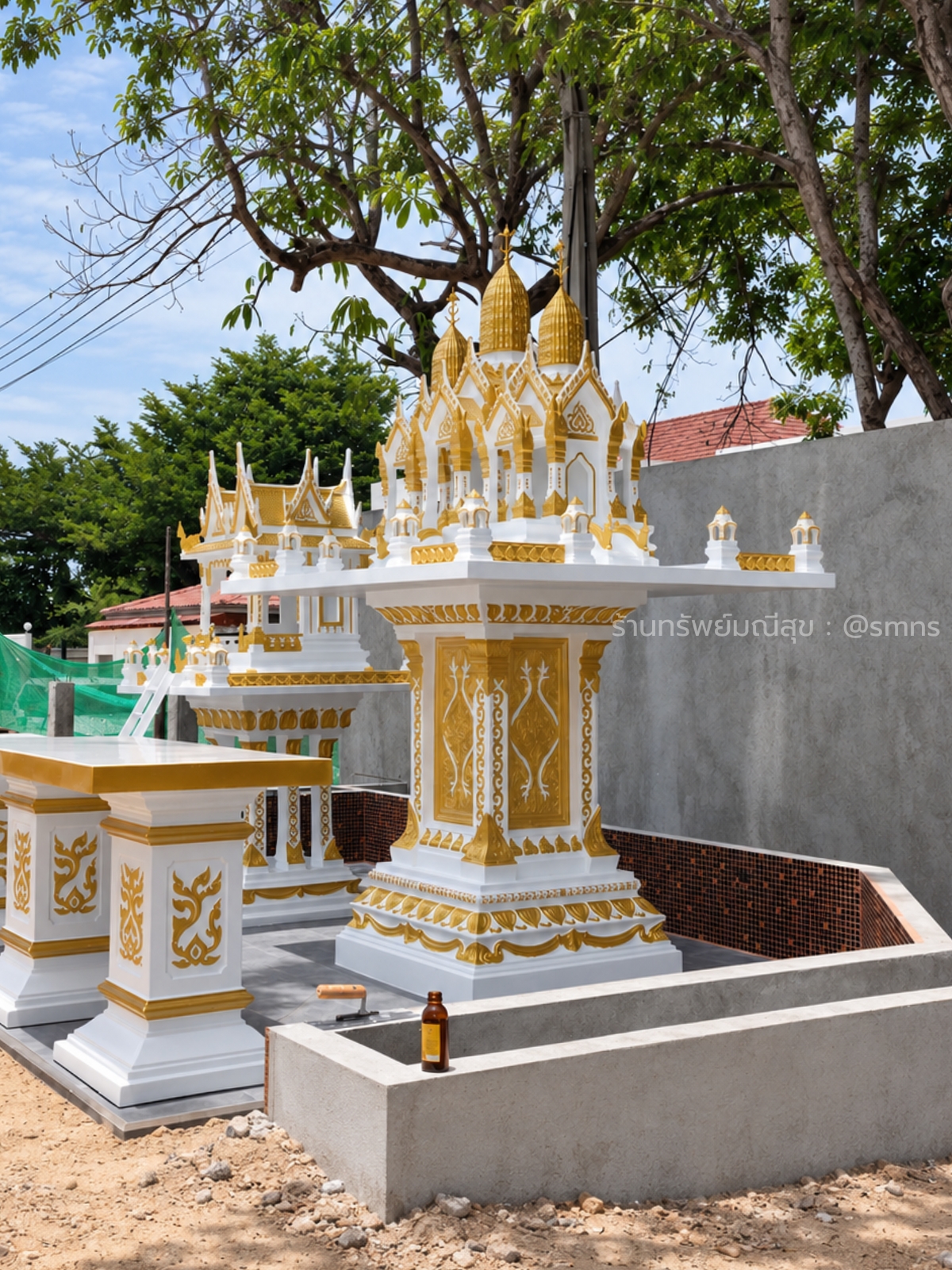 ศาลพระภูมิพระปรางค์ 3 ยอด PXL-0004 สีขาวทอง มุมด้านข้างในพื้นที่กลางแจ้งใกล้ต้นไม้ ศาลพระภูมิพระปรางค์ 3 ยอด PXL-0004 สีขาวทอง มุมด้านข้างในพื้นที่กลางแจ้งใกล้ต้นไม้