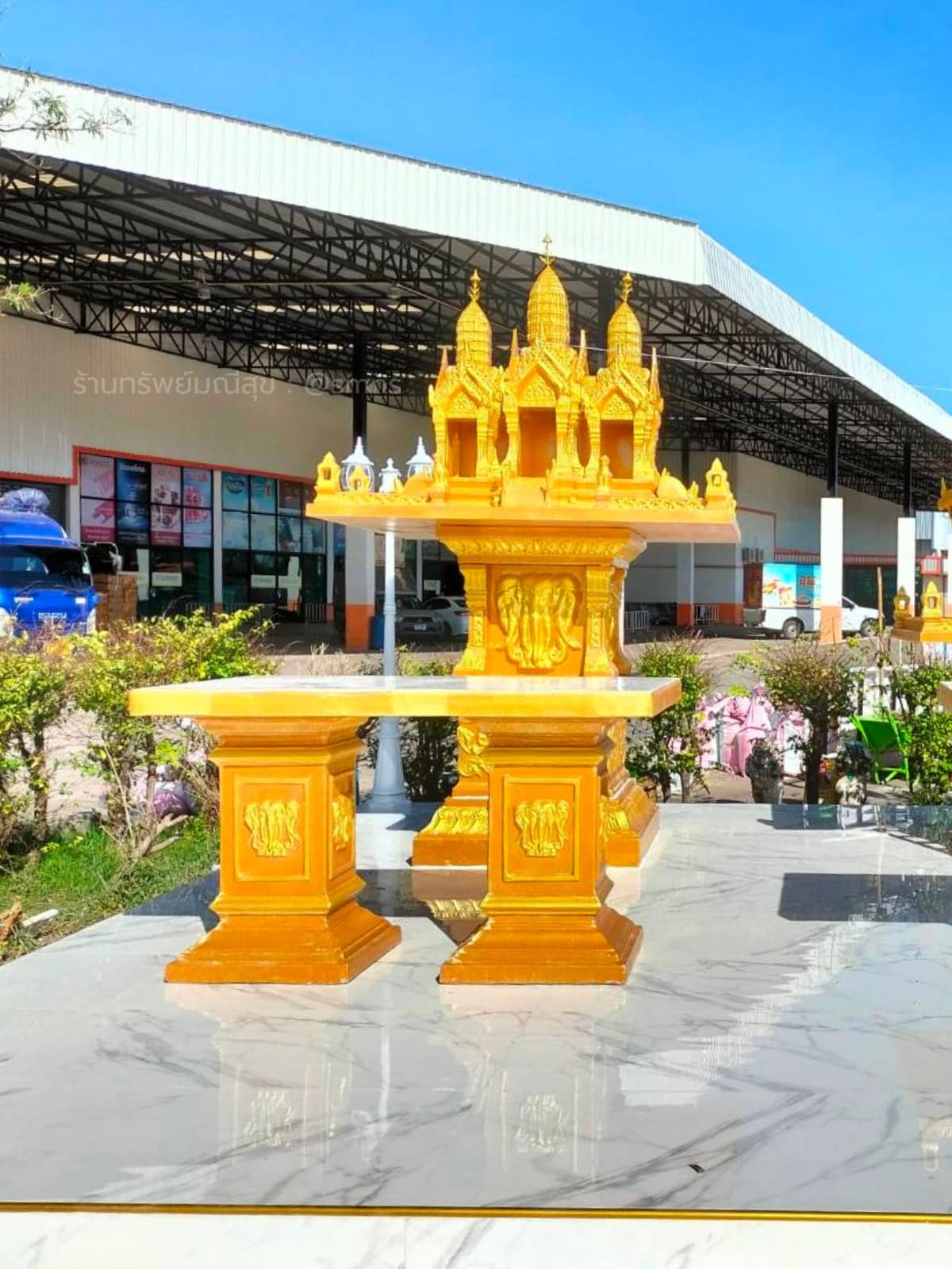 ศาลพระภูมิพระปรางค์ 3 ยอด PXL-0004 ตัวอย่างสีทอง พร้อมโต๊ะวางของไหว้