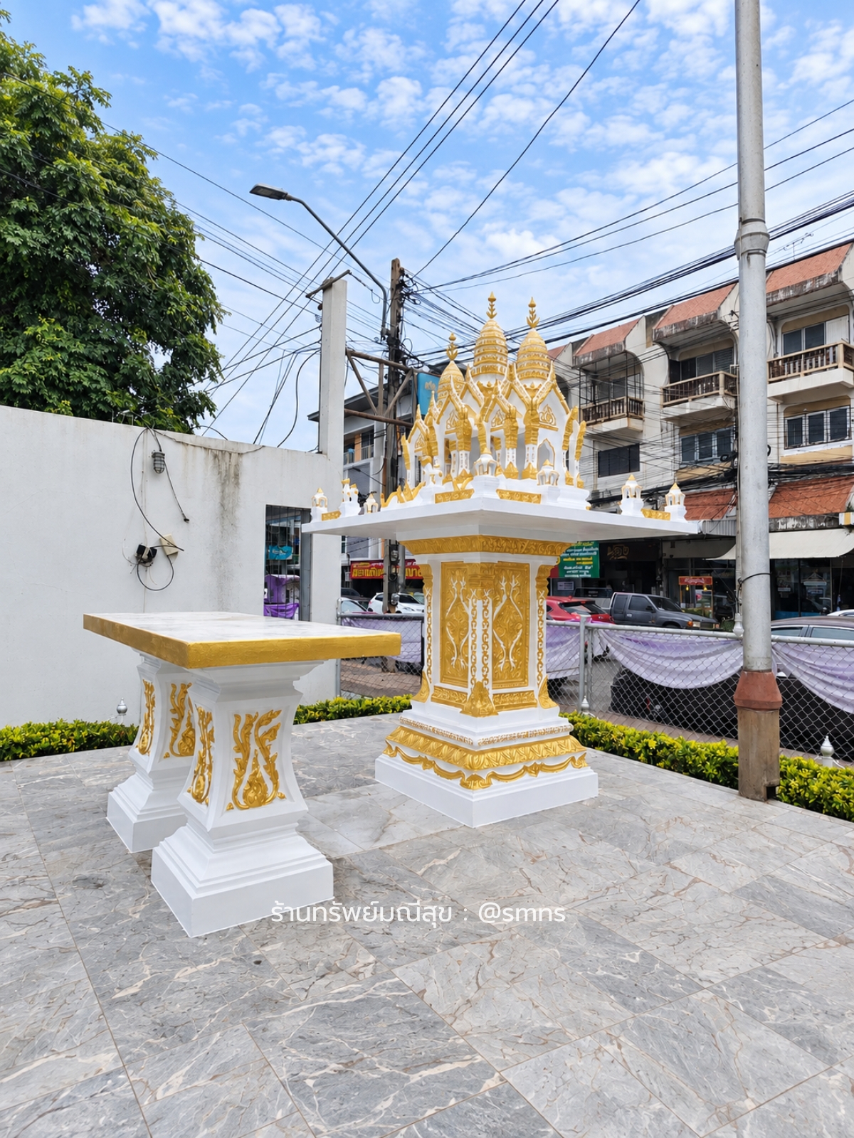 ศาลพระภูมิพระปรางค์ 3 ยอด PXL-0004 สีขาวทอง มุมเฉียงแสดงลวดลายฐานเสาและโต๊ะ ศาลพระภูมิพระปรางค์ 3 ยอด PXL-0004 สีขาวทอง มุมเฉียงแสดงลวดลายฐานเสาและโต๊ะ