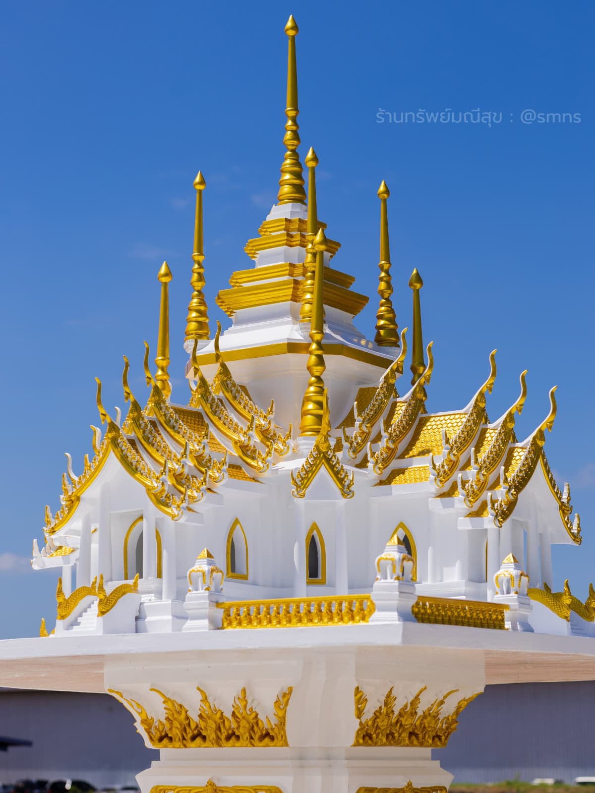 รายละเอียดหลังคาและยอดของศาลพระภูมิ 9 ยอด PXL-0012 สีขาวตัดทอง
