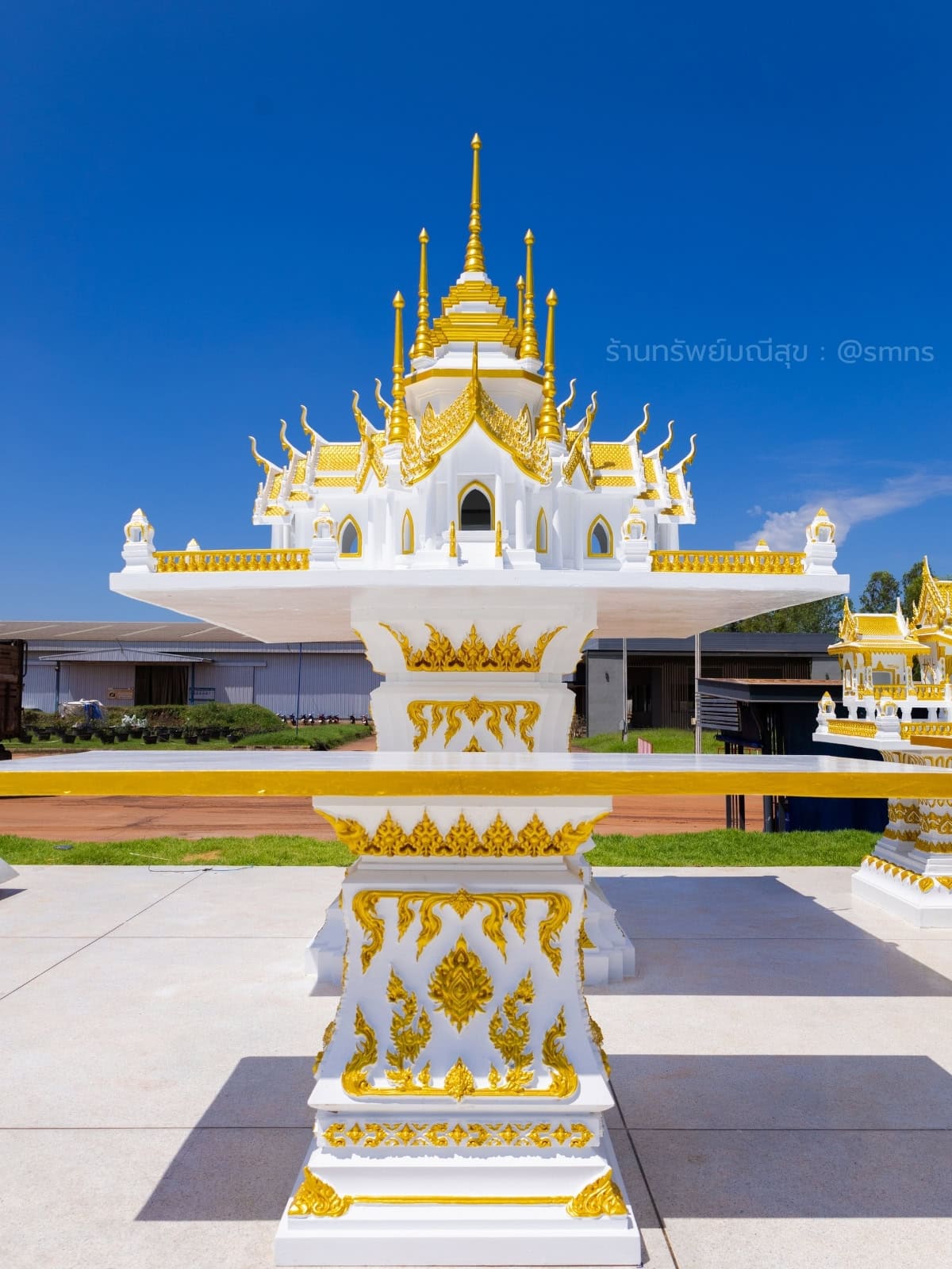 ภาพด้านหน้าศาลพระภูมิ 9 ยอด PXL-0012 สีขาวตัดทอง เห็นตัวเรือนและฐานเสา