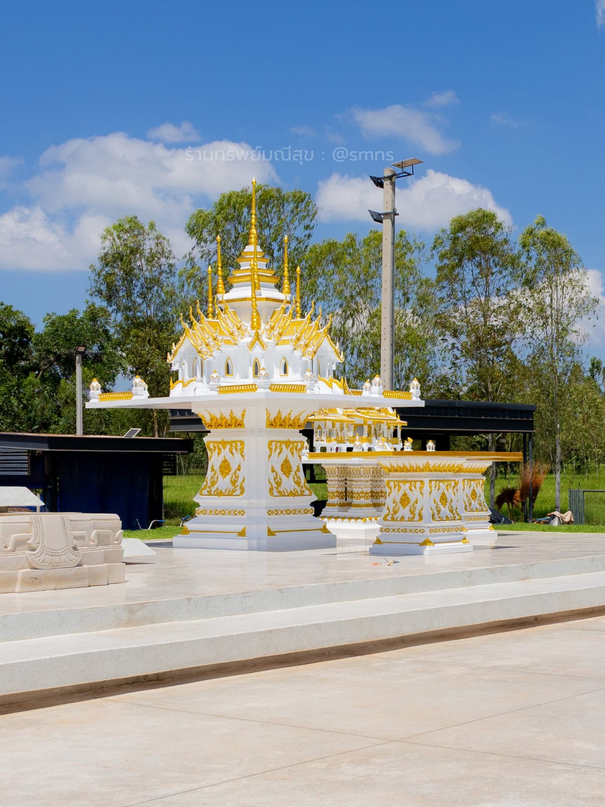 ศาลพระภูมิ 9 ยอด PXL-0012 สีขาวตัดทอง พร้อมโต๊ะวางของไหว้ในพื้นที่ติดตั้ง