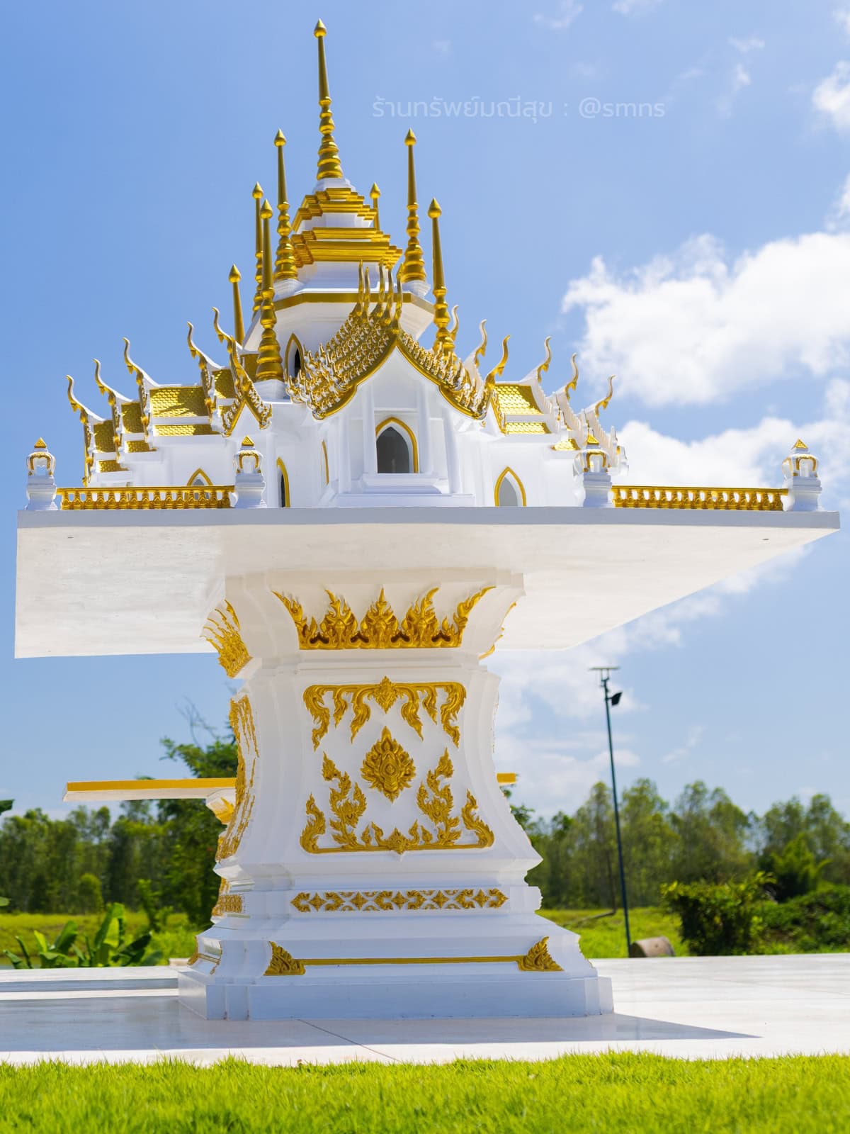 ศาลพระภูมิ 9 ยอด นพยอดมหาปราสาท PXL-0012 สีขาวตัดทอง ถ่ายจากมุมเงย