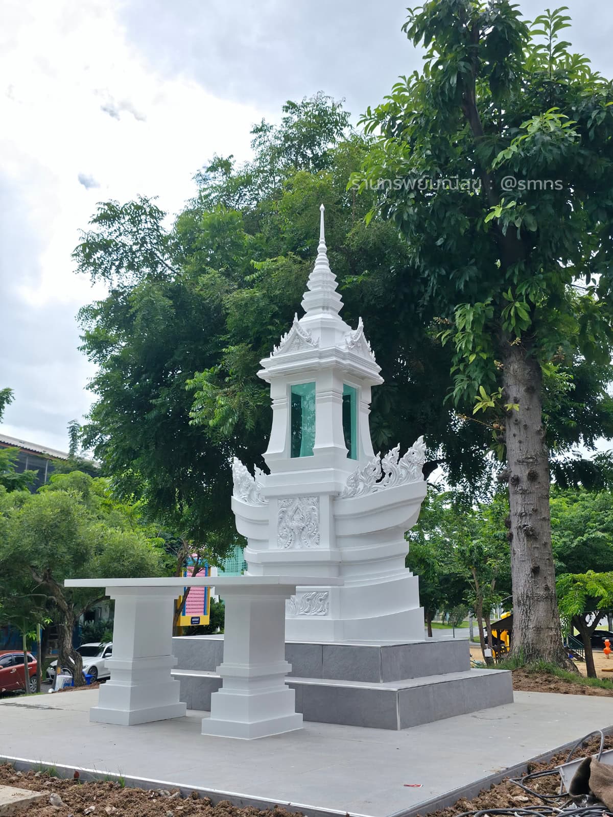หอพระบรมสารีริกธาตุรูปทรงคล้ายเรือ พร้อมโต๊ะวางเครื่องสักการะ มุมเฉียง