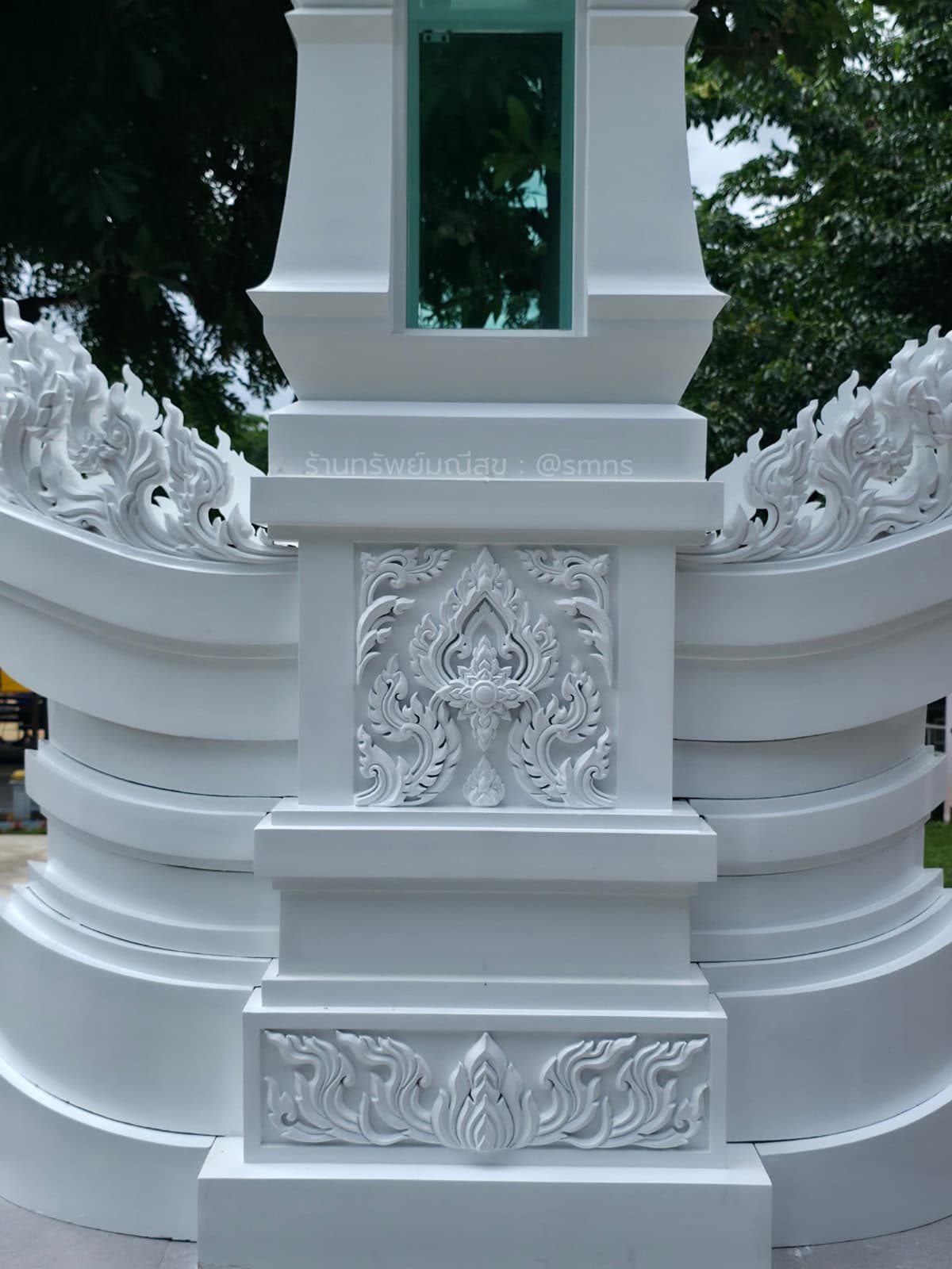 รายละเอียดแผงลายไทยและส่วนโค้งคล้ายเรือด้านหน้าหอพระบรมสารีริกธาตุ