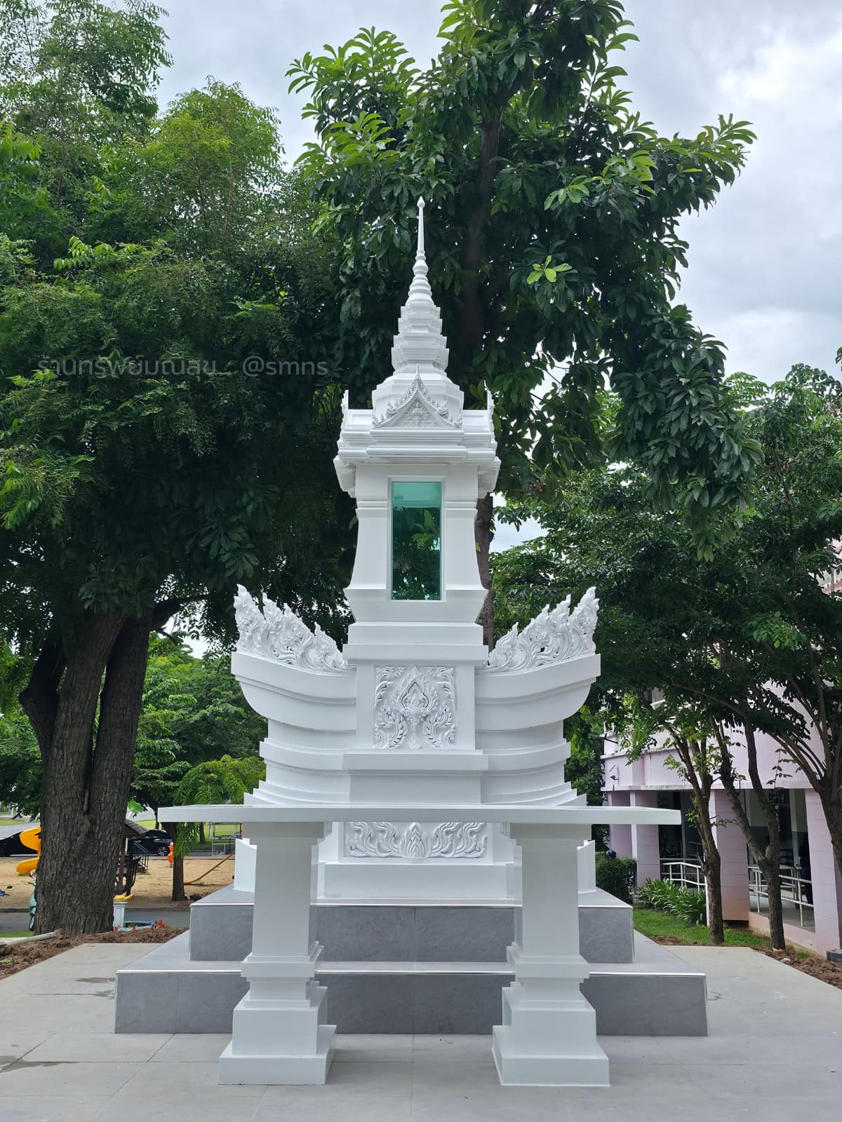 หอพระบรมสารีริกธาตุสีขาว มุมตรงด้านหน้า พร้อมโต๊ะวางเครื่องสักการะ