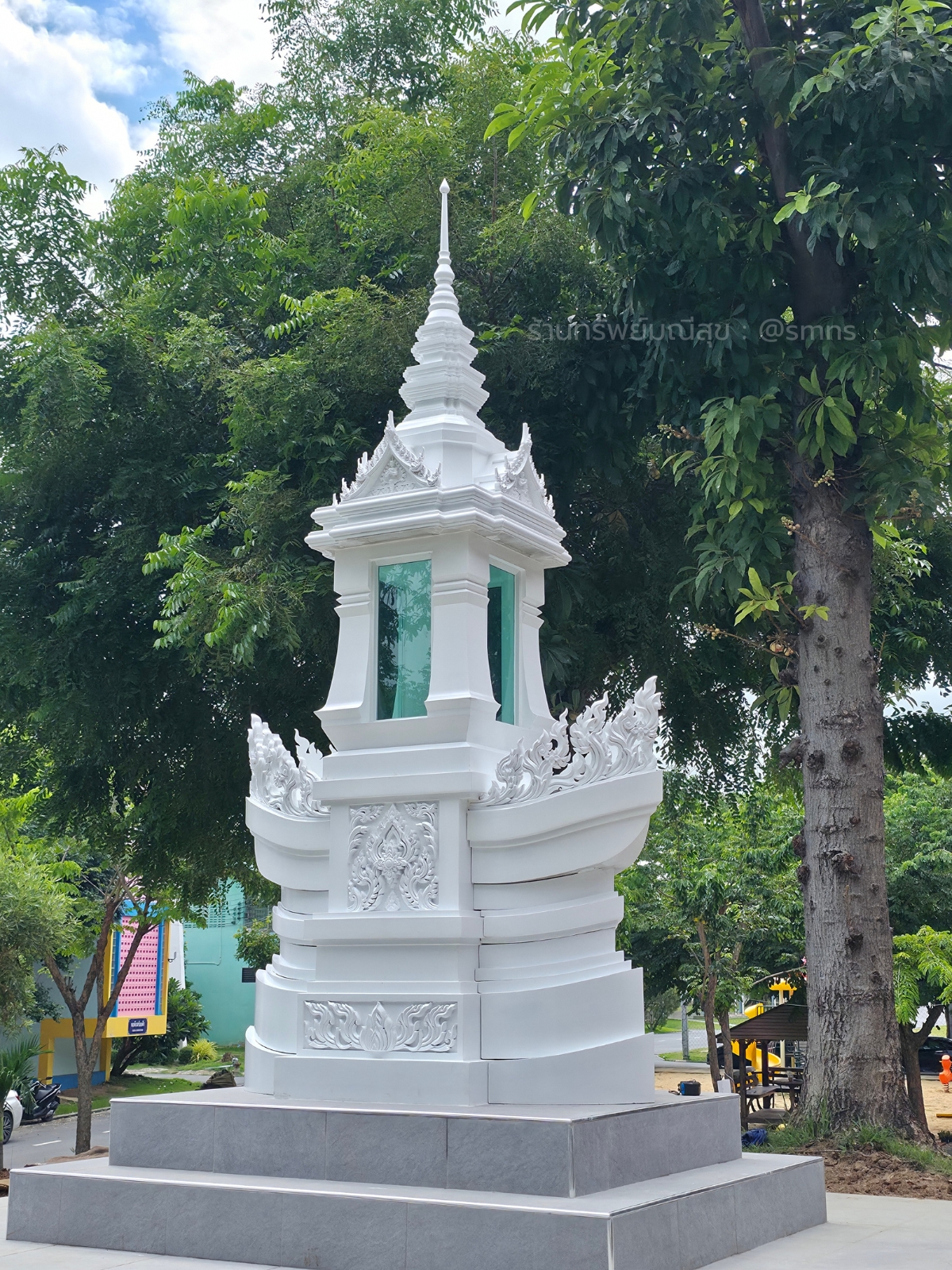 หอพระบรมสารีริกธาตุสีขาว มุมเฉียงอีกด้าน เห็นส่วนฐานลดหลั่นและตัวเรือนกระจก