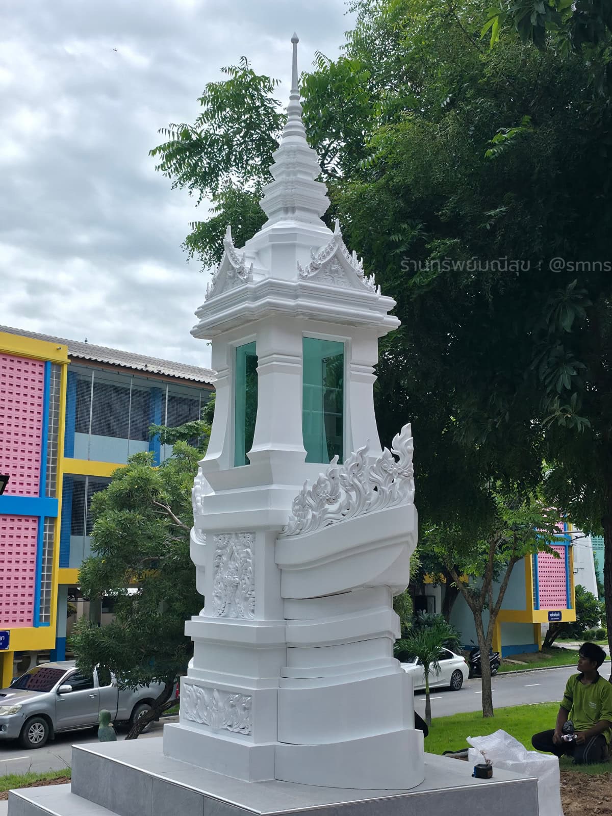หอพระบรมสารีริกธาตุสีขาว มุมเฉียง พร้อมอาคารเรียนของโรงเรียนสุพรรณบุรีปัญญานุกูลด้านหลัง