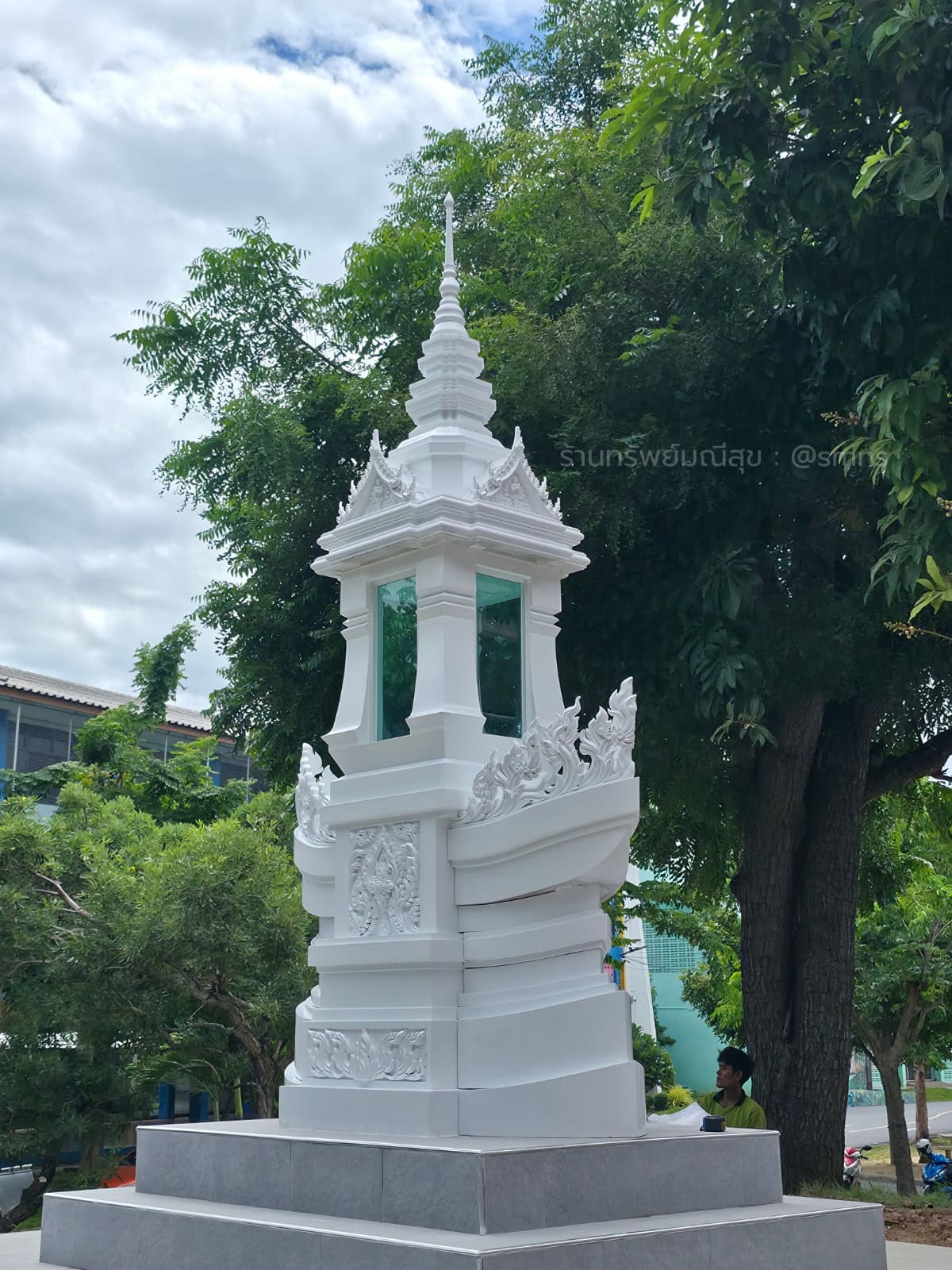 หอพระบรมสารีริกธาตุสีขาว มุมเฉียงด้านข้าง แสดงความสูงของตัวหอและส่วนยอด