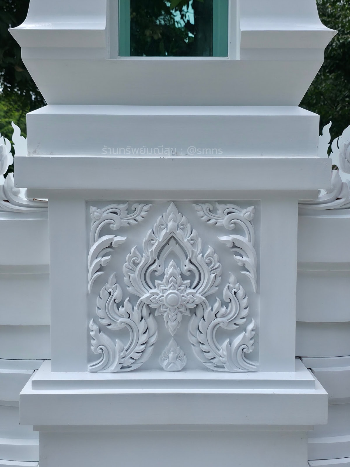 แผงลายไทยสีขาวบริเวณกึ่งกลางด้านหน้าของหอพระบรมสารีริกธาตุ